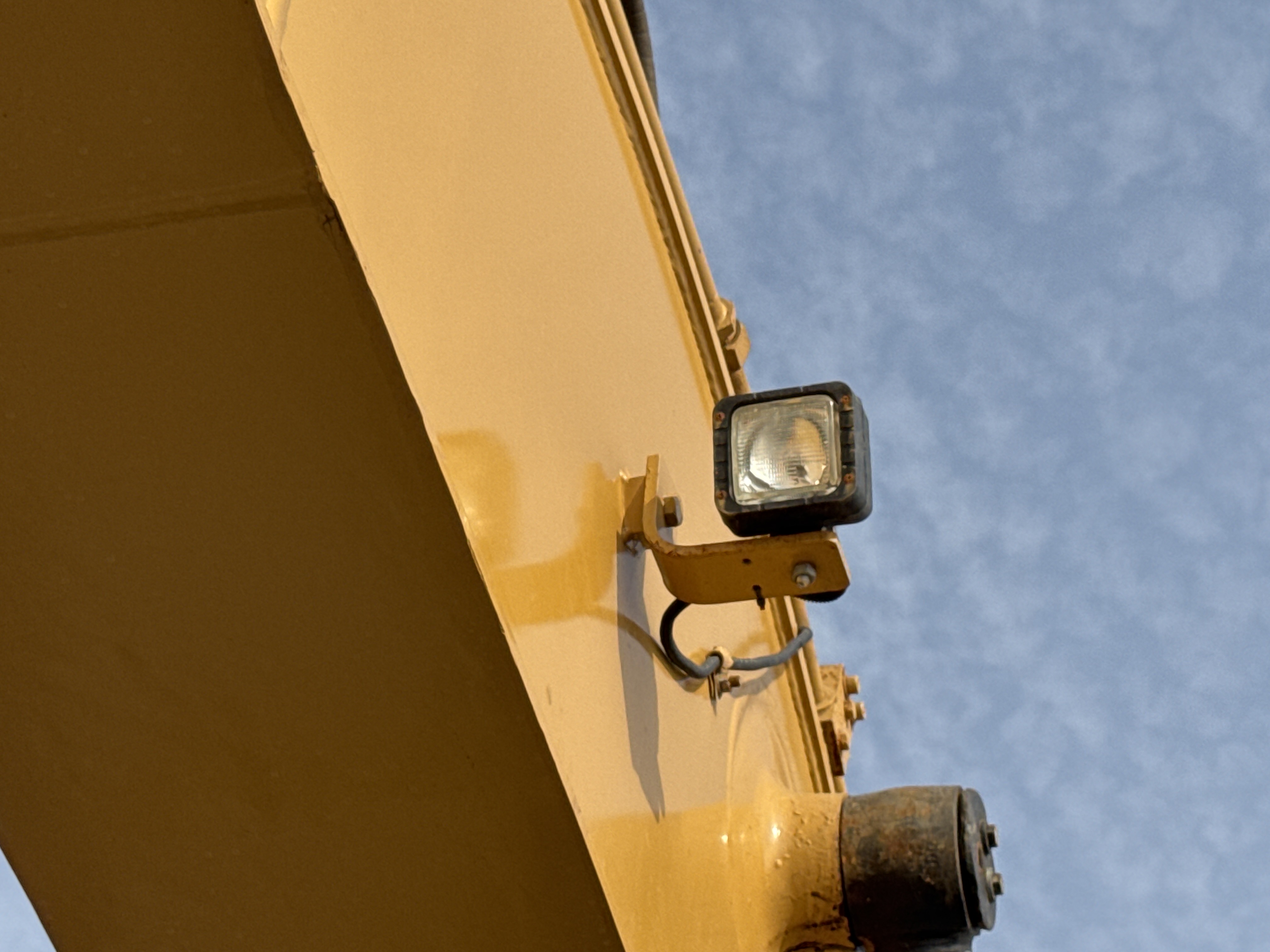 MDX-009-Cat-320D2-Medium-excavators-inspection-Electronics-Lights-and-signals-2