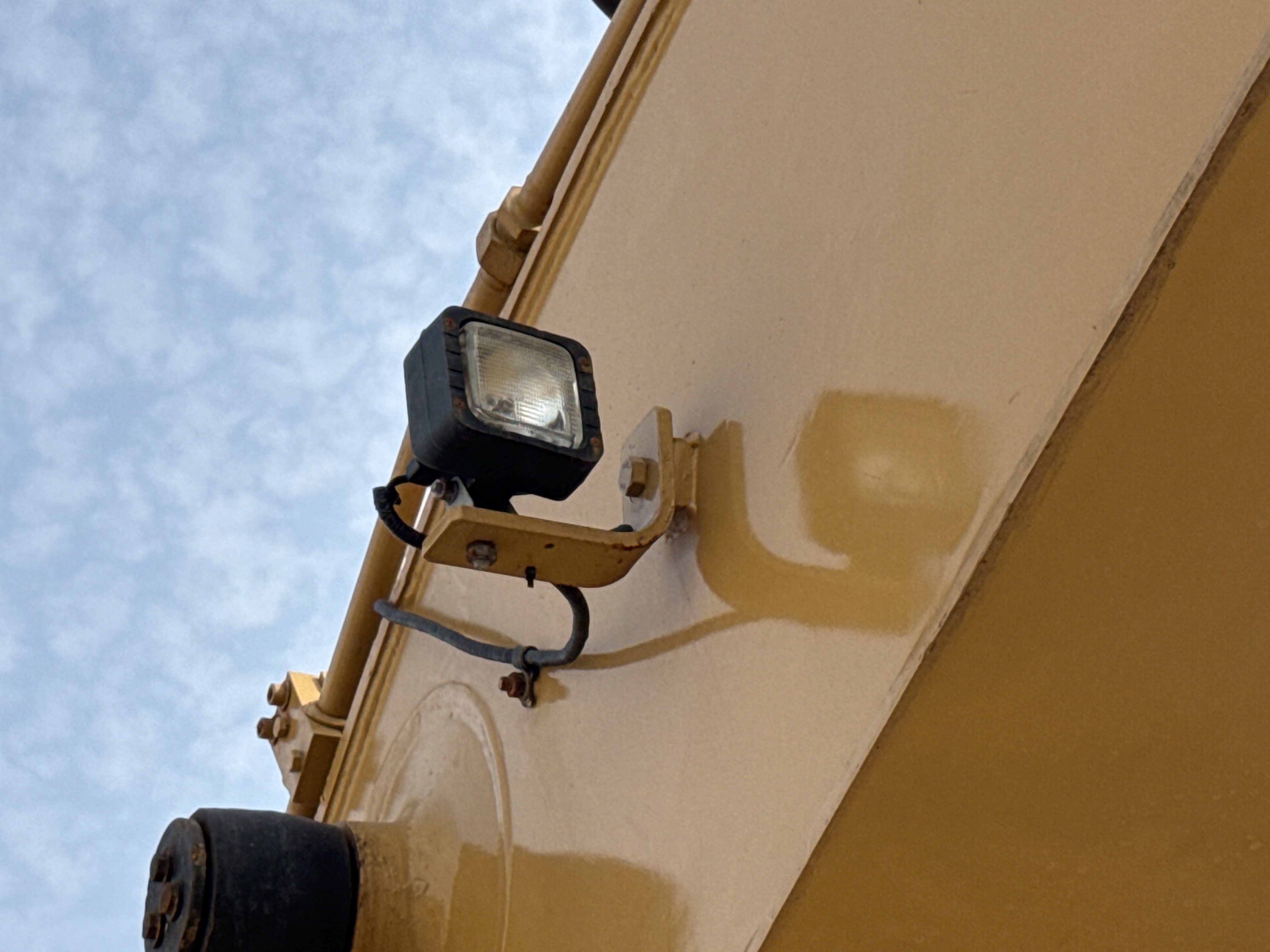 MDX-009-Cat-320D2-Medium-excavators-inspection-Electronics-Lights-and-signals-2