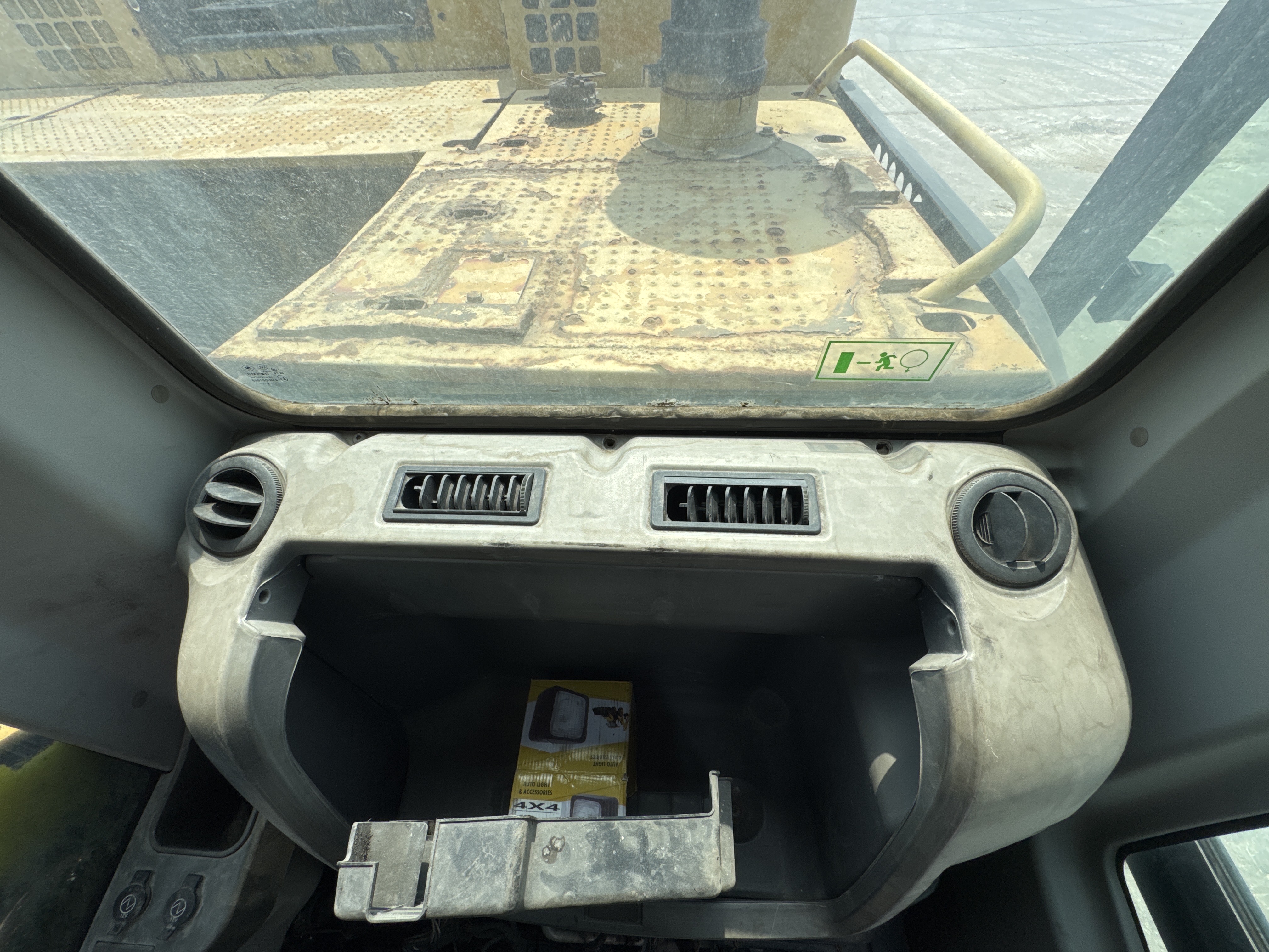 LEX-004-Cat-349D2L-large-excavator-inspection-air-conditioning-vents-and-air-flow