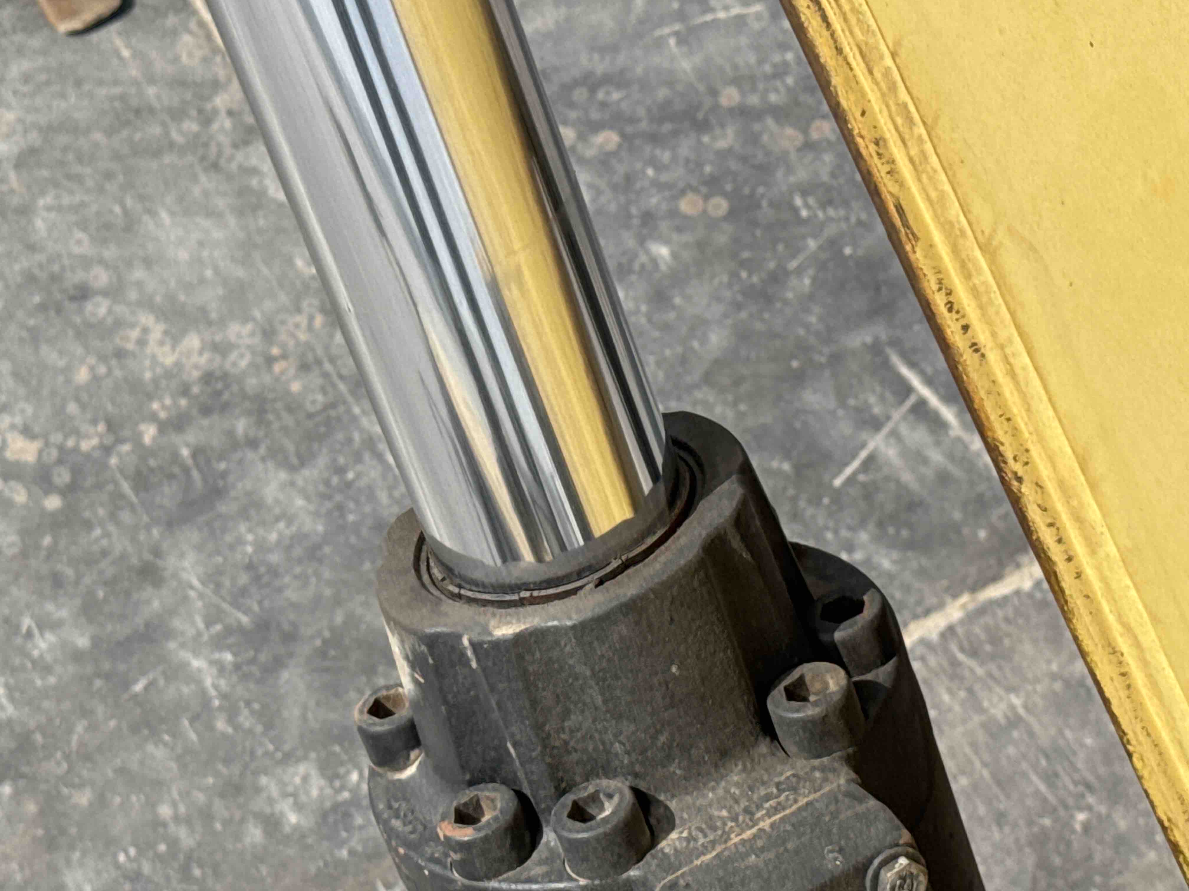 LEX-004-Cat-349D2L-large-excavator-inspection-hydraulics-boom-lift-cylinder