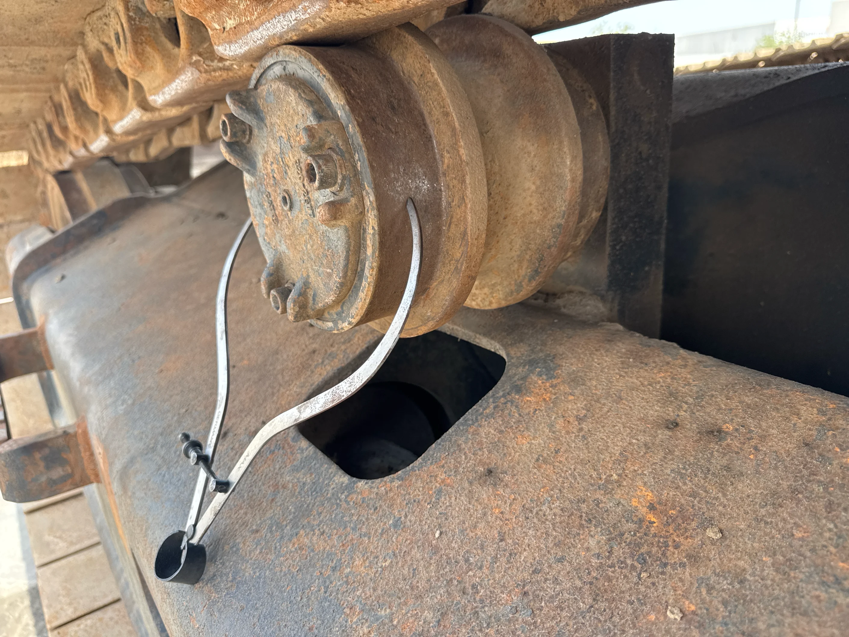 LEX-004-Cat-349D2L-large-excavator-inspection-undercarriage-left-carrier-rollers