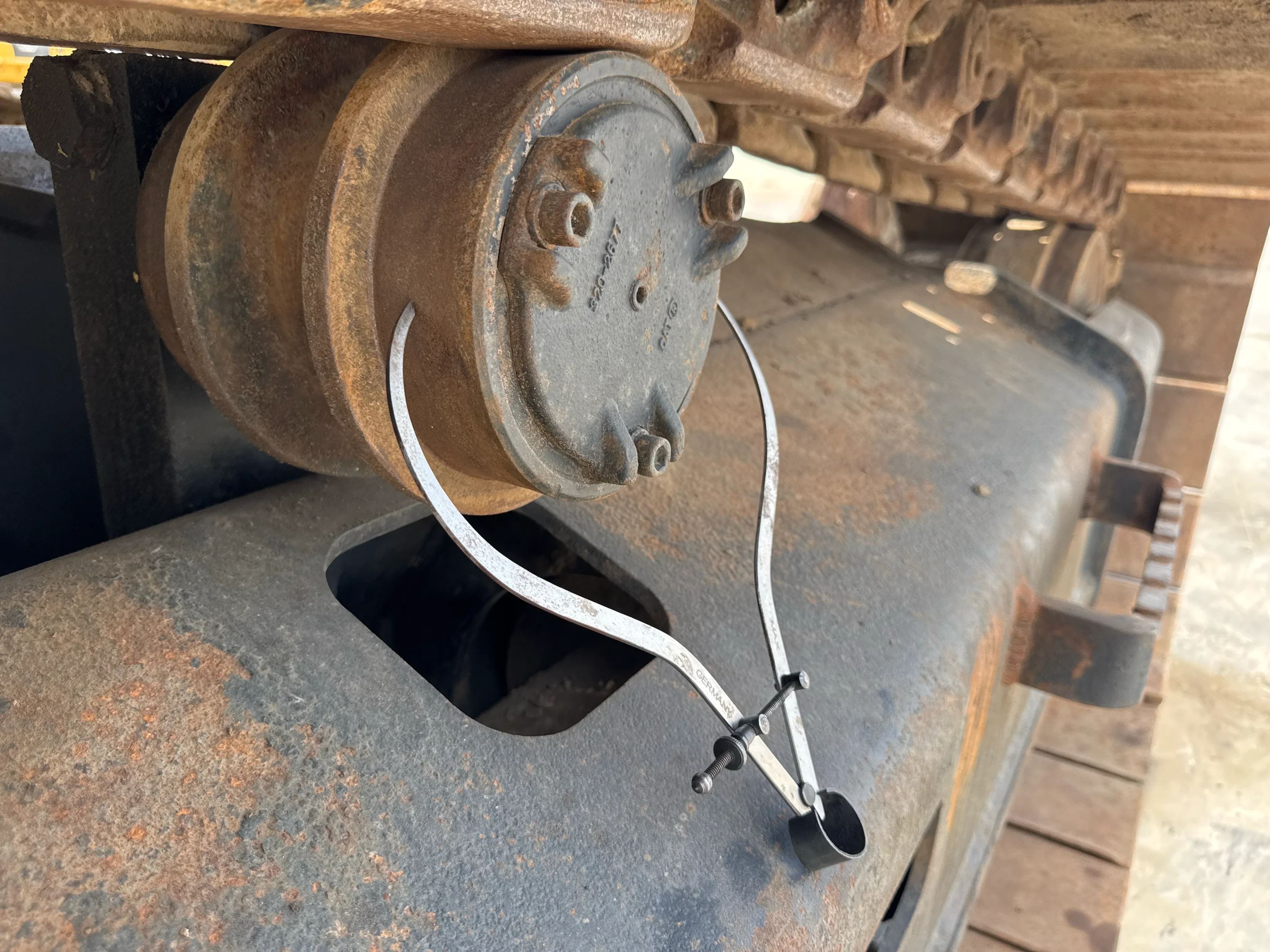 LEX-004-Cat-349D2L-large-excavator-inspection-undercarriage-right-carrier-rollers