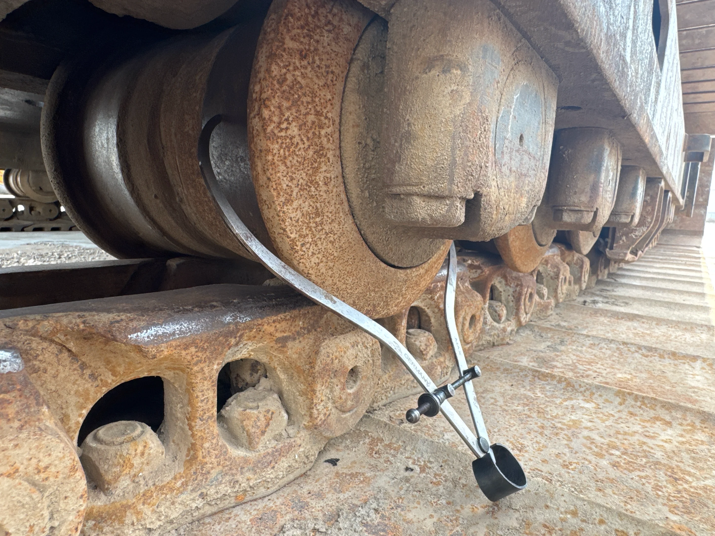 LEX-004-Cat-349D2L-large-excavator-inspection-undercarriage-left-track-rollers