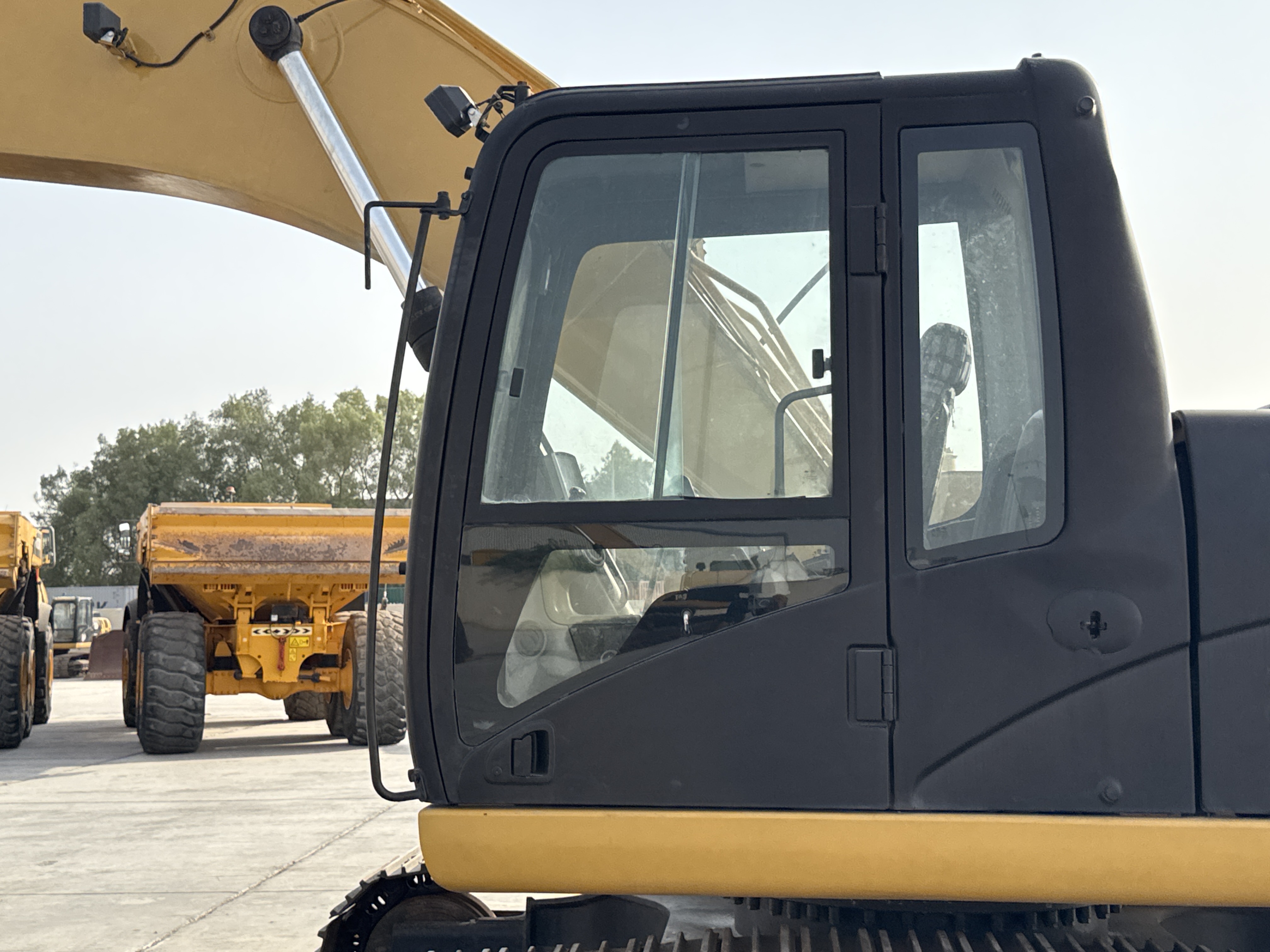 MDX-007-Cat-320D2-Medium-excavators-inspection-Structure-Doors-2