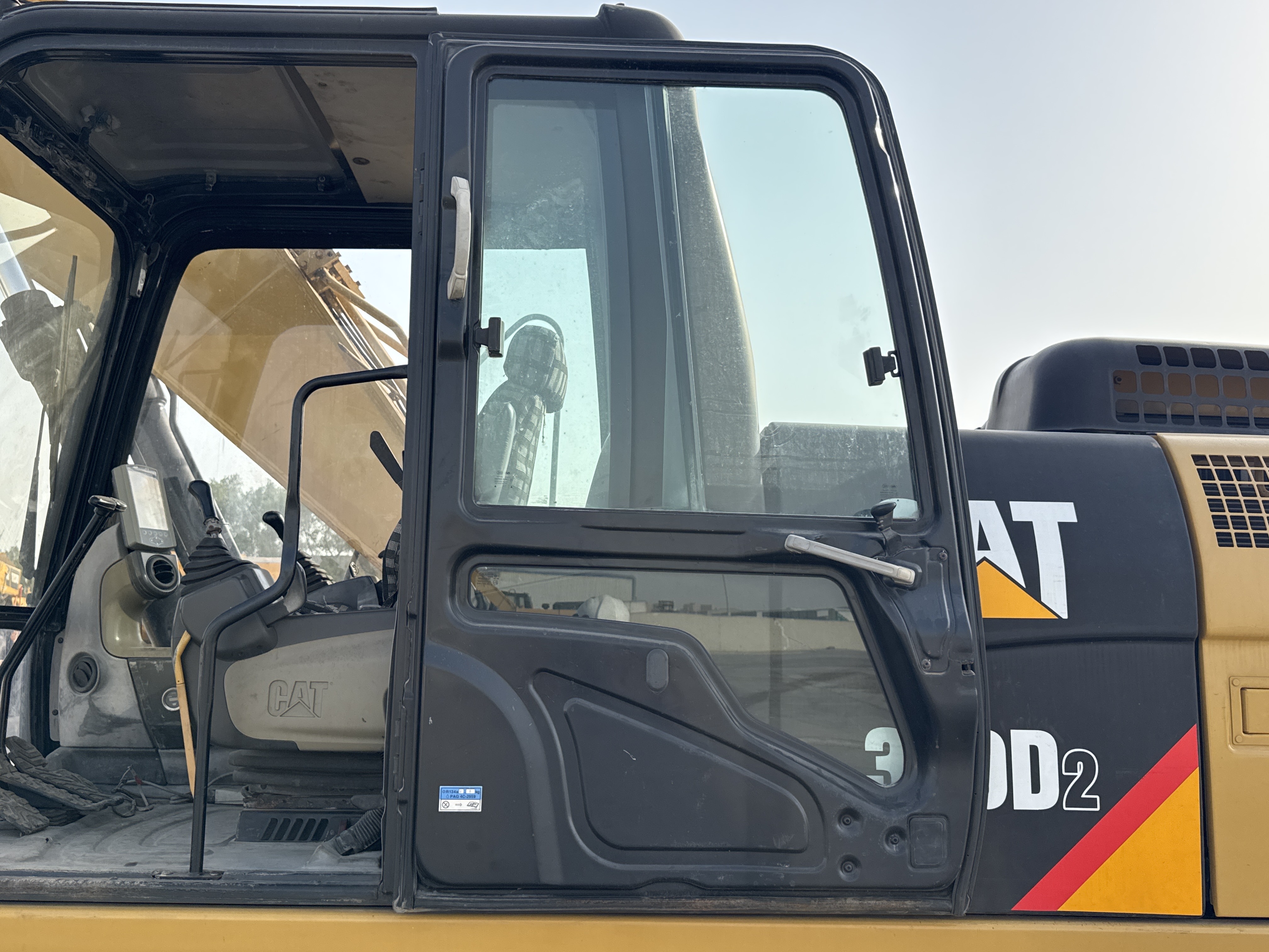 MDX-007-Cat-320D2-Medium-excavators-inspection-Structure-Doors-2