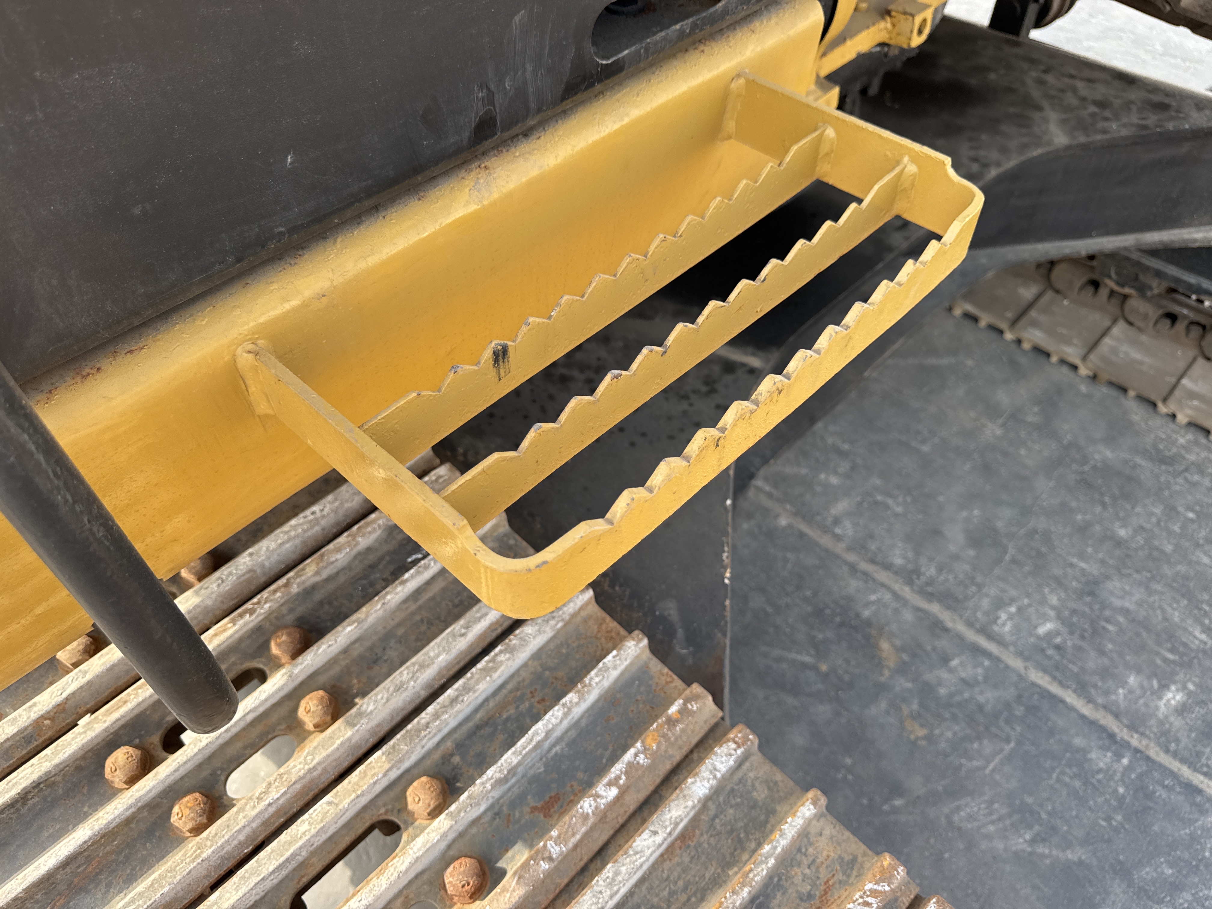 MDX-007-Cat-320D2-Medium-excavators-inspection-Structure-Steps/ladders-2