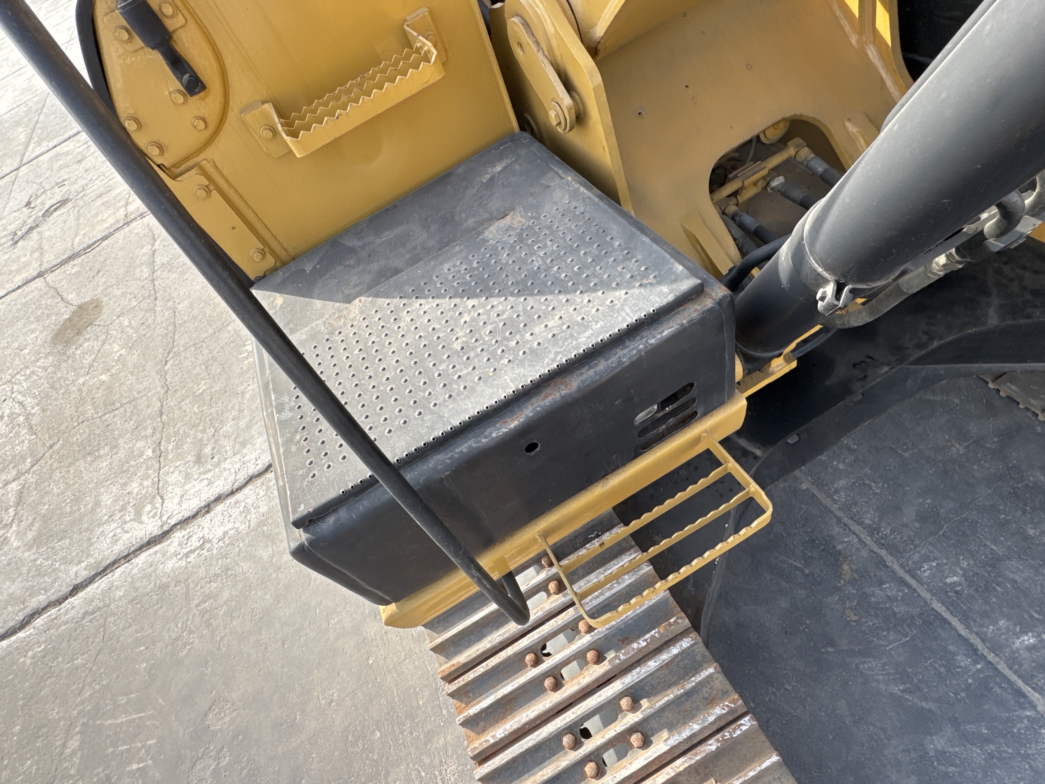 MDX-007-Cat-320D2-Medium-excavators-inspection-Structure-Steps/ladders-2