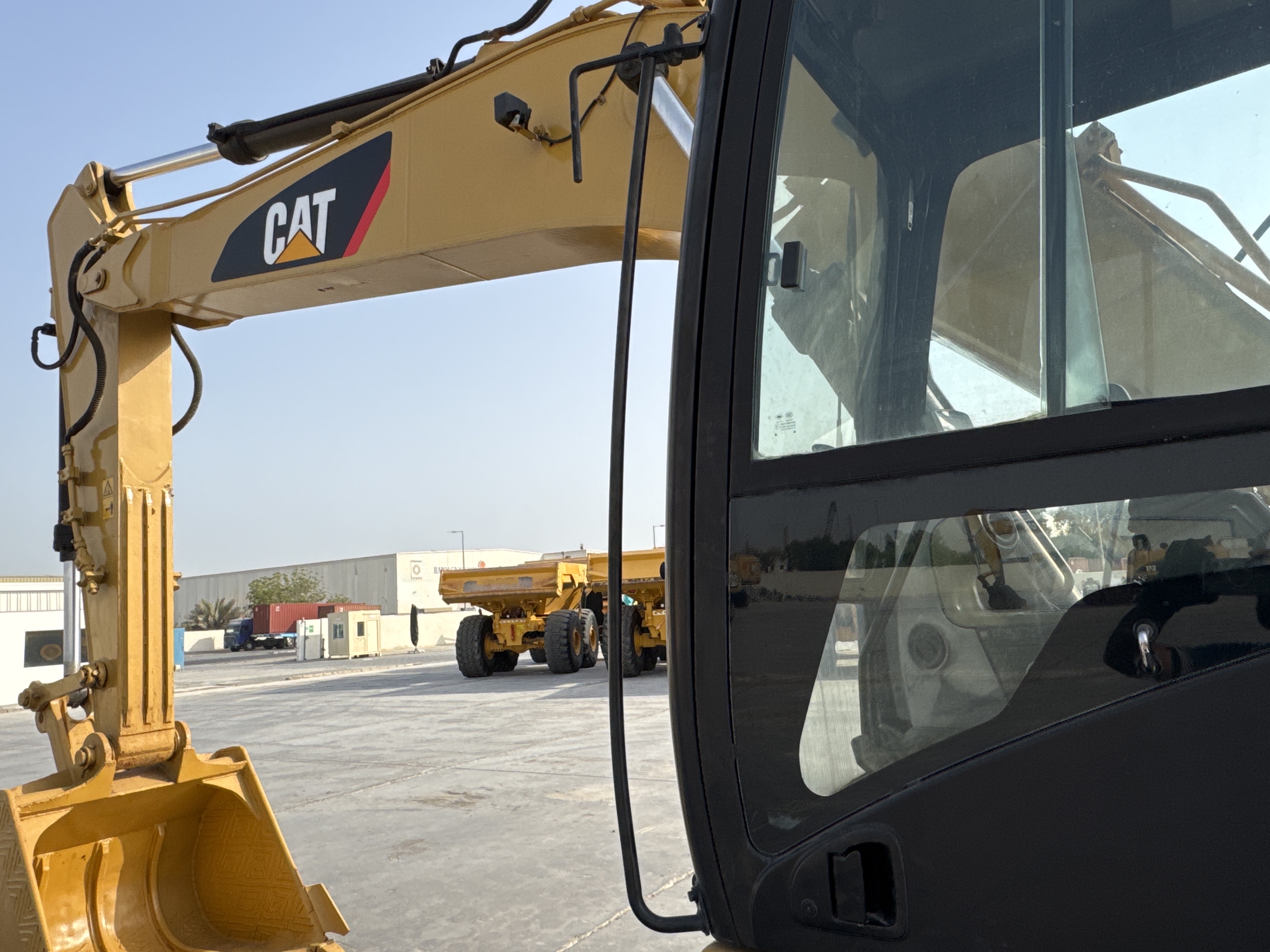MDX-007-Cat-320D2-Medium-excavators-inspection-Structure-Handrails-2