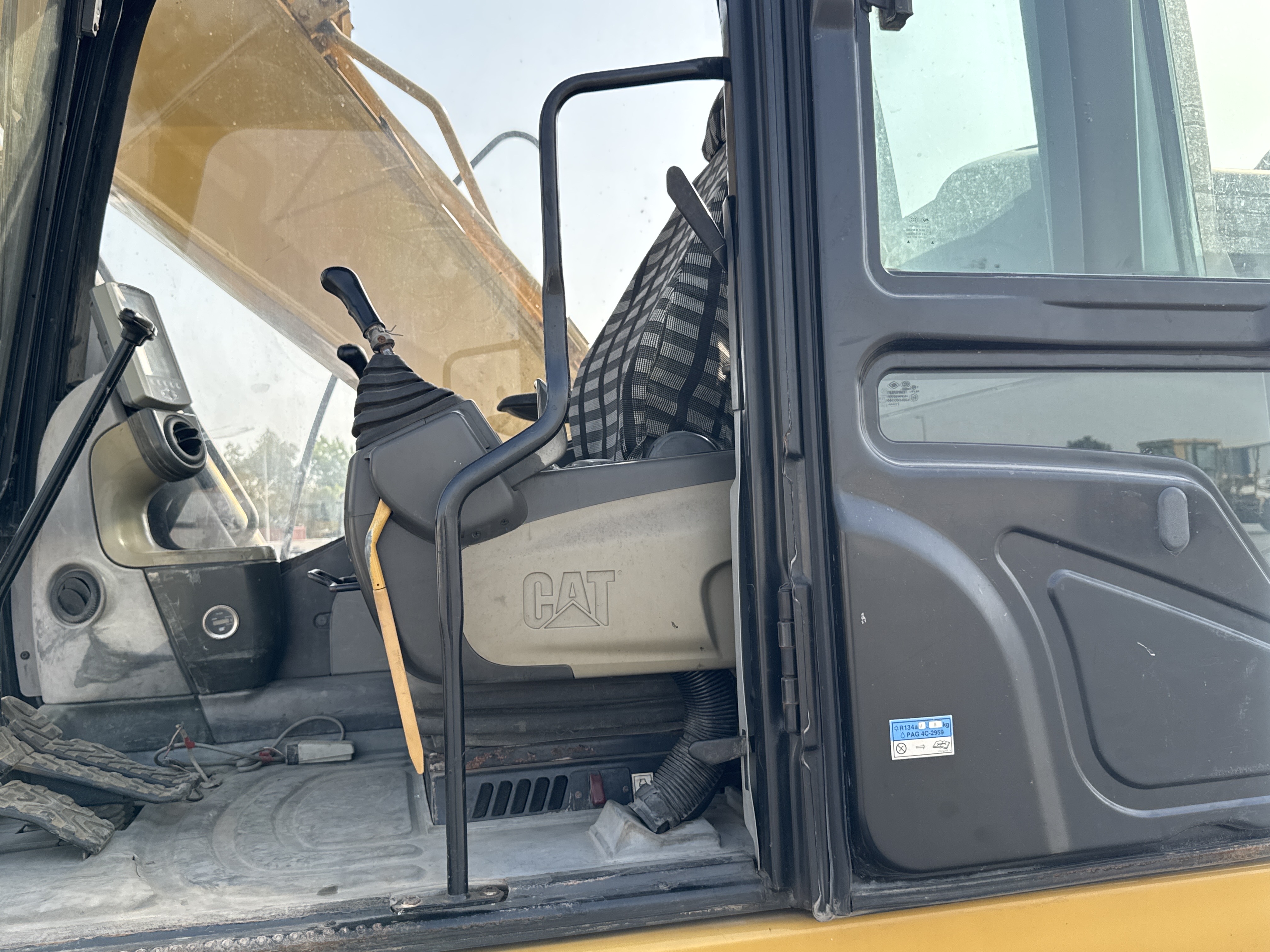 MDX-007-Cat-320D2-Medium-excavators-inspection-Structure-Handrails-2