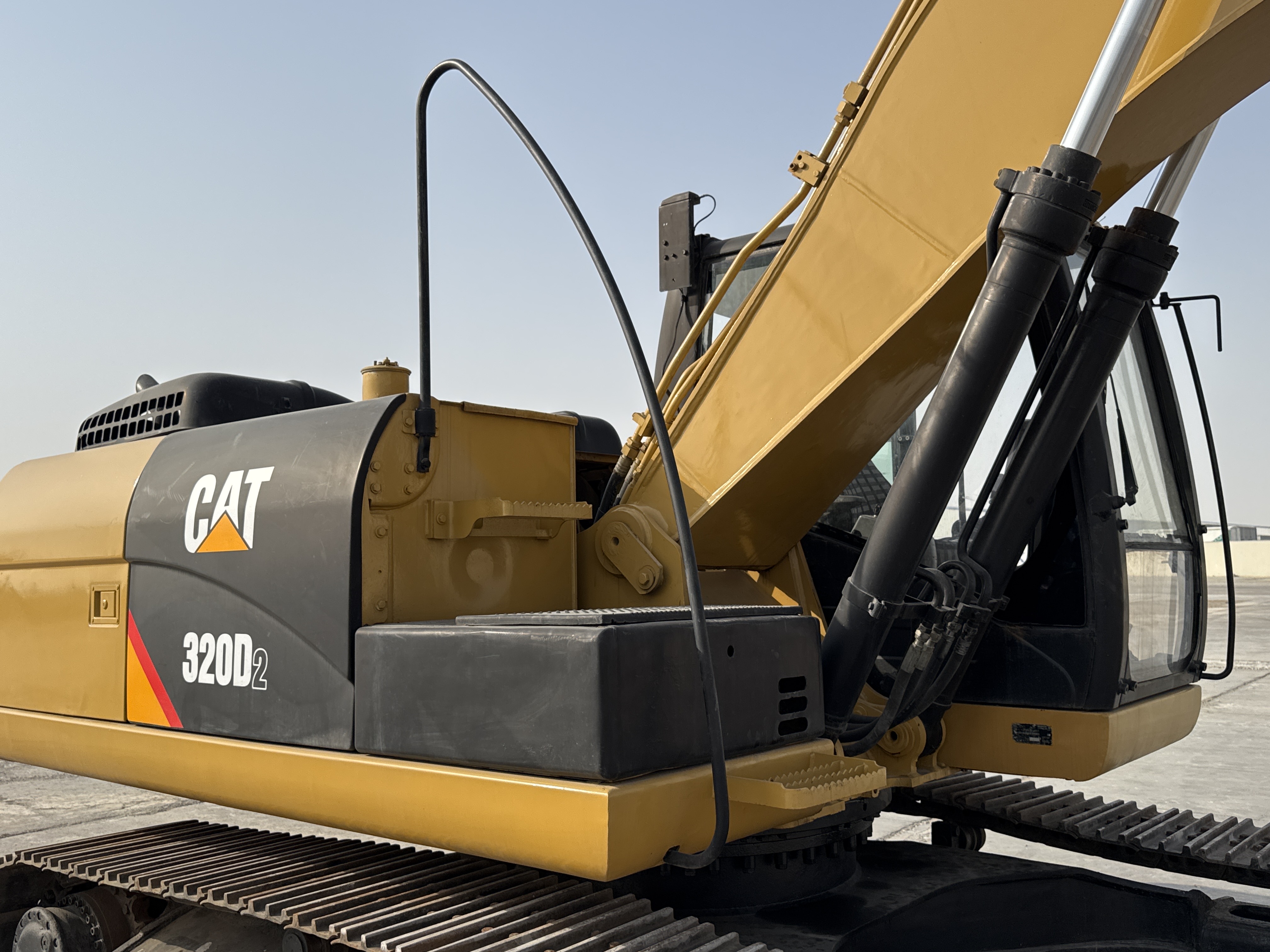 MDX-007-Cat-320D2-Medium-excavators-inspection-Structure-Handrails-2