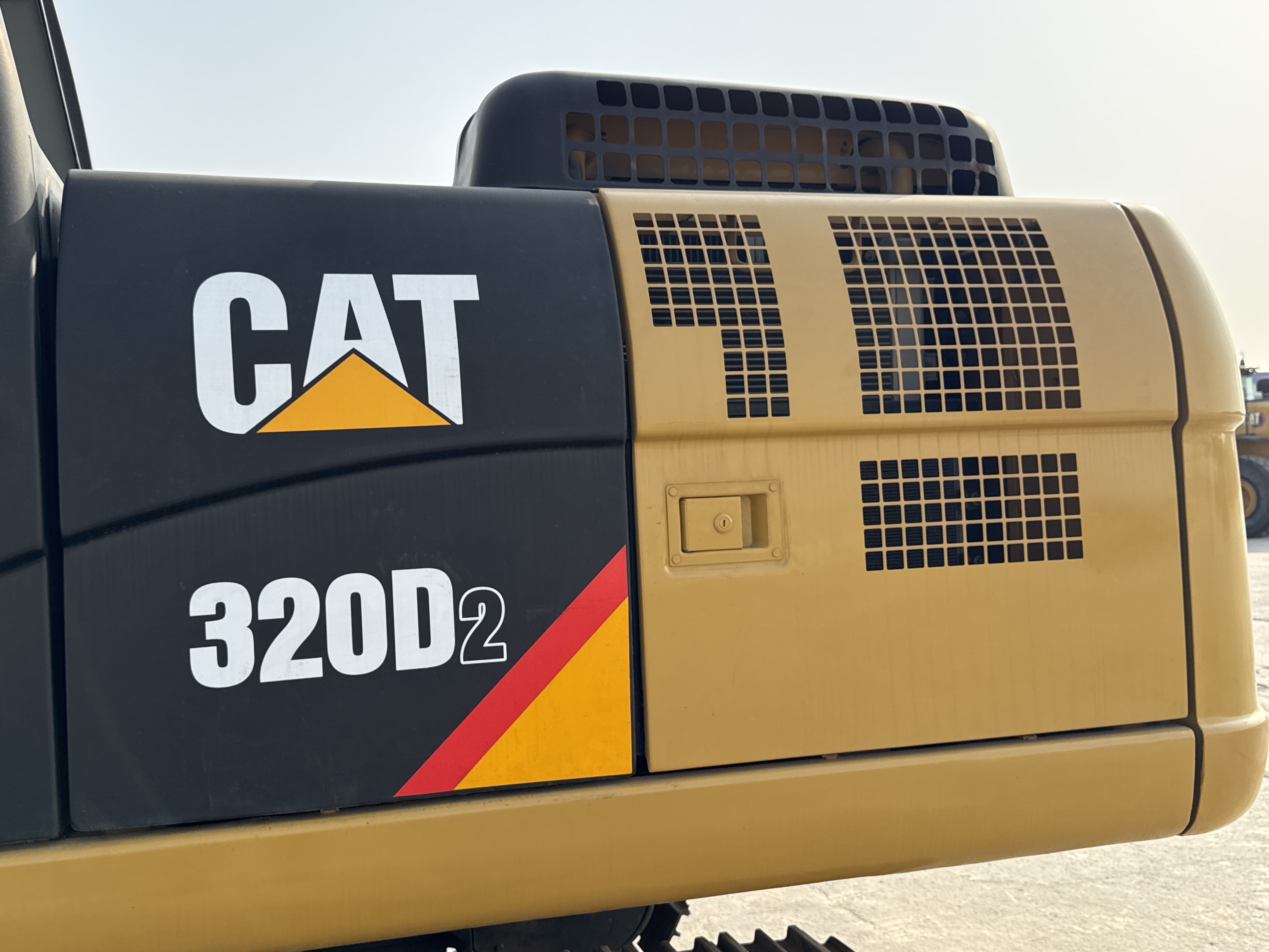 MDX-007-Cat-320D2-Medium-excavators-inspection-Structure-Sheet-metal-(fiberglass)-2
