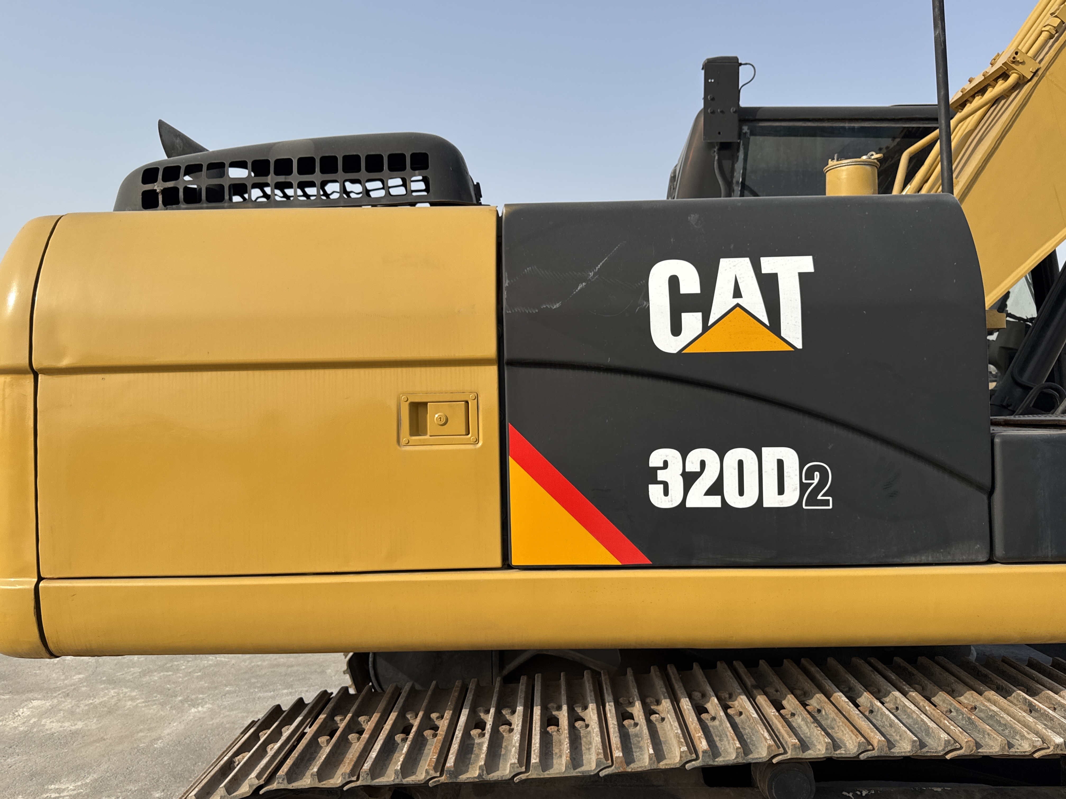 MDX-007-Cat-320D2-Medium-excavators-inspection-Structure-Sheet-metal-(fiberglass)-2