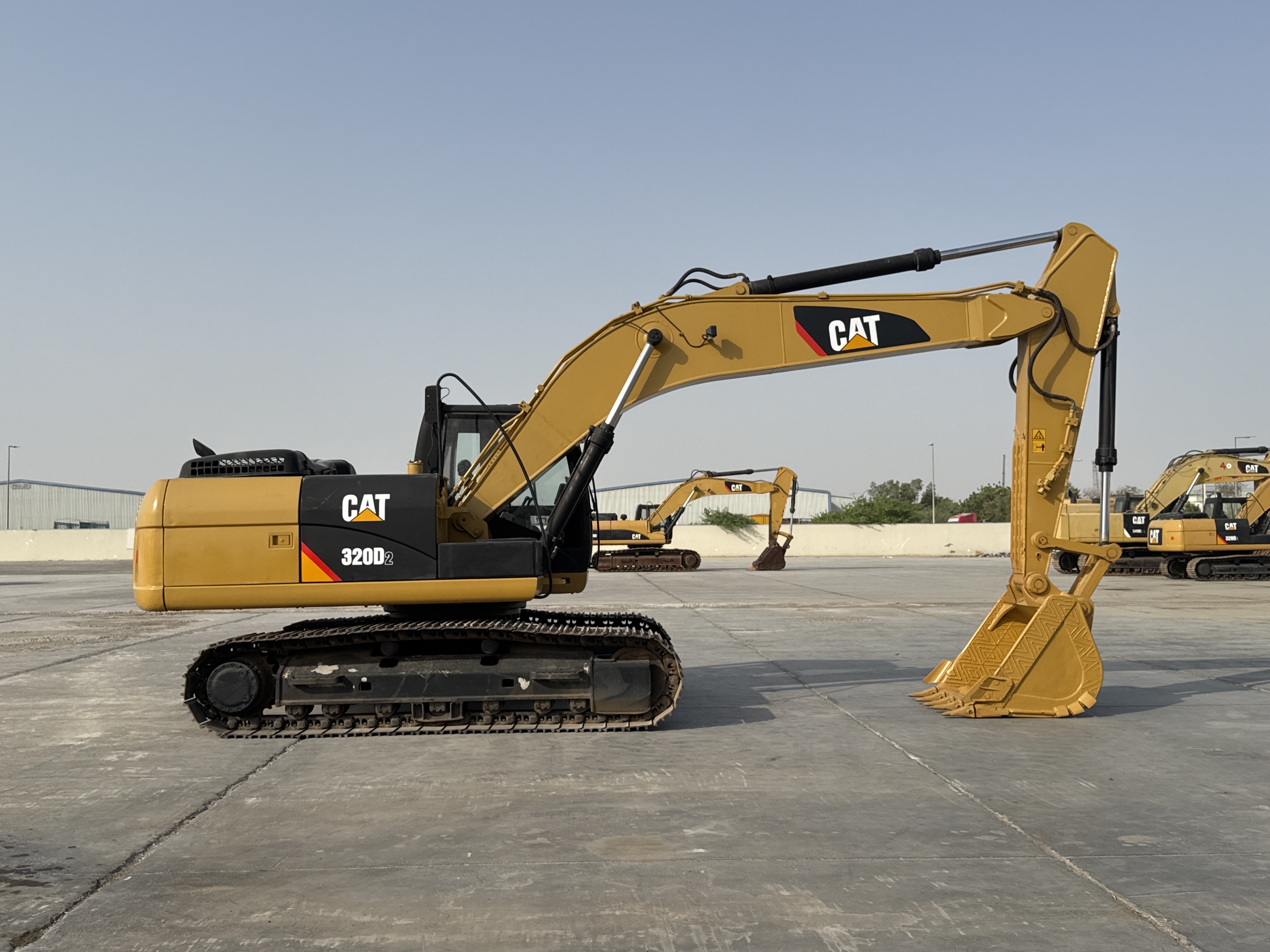 MDX-007-Cat-320D2-Medium-excavators-inspection-Structure-Paint-2