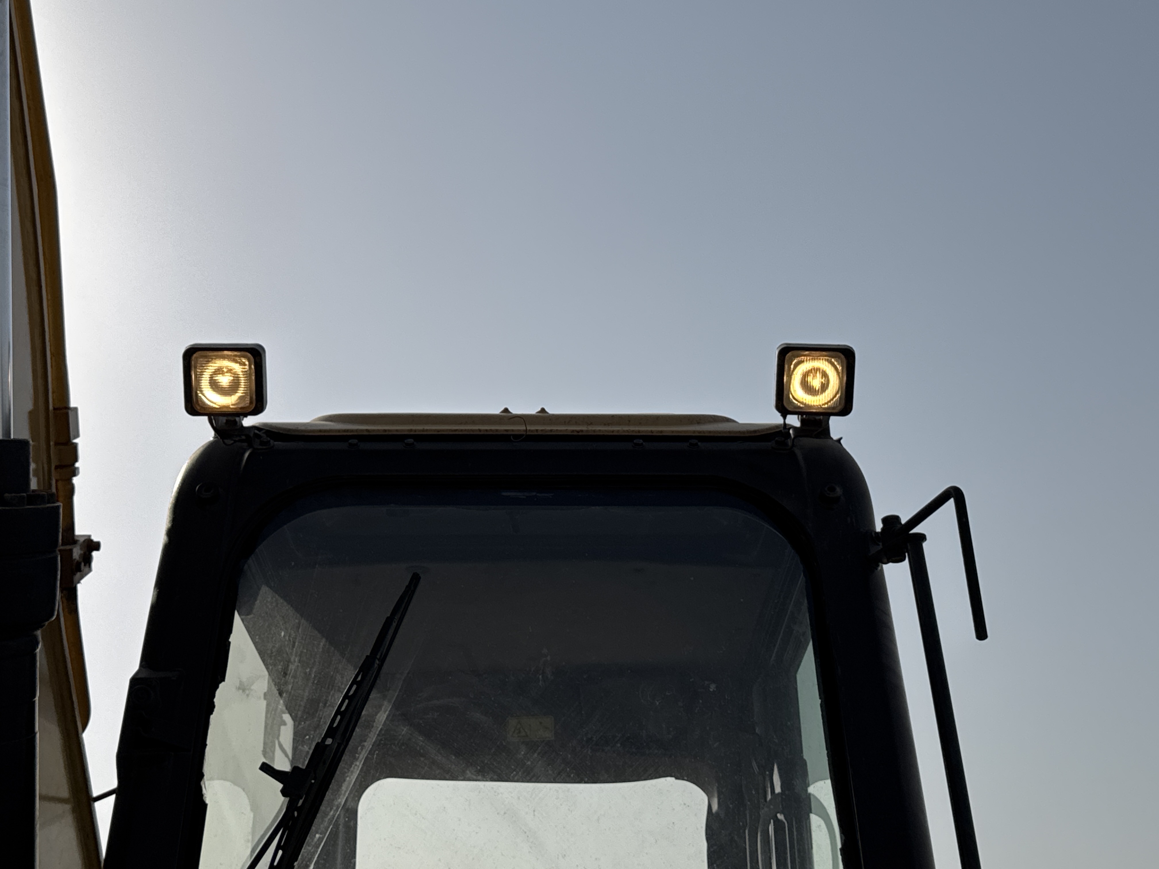 MDX-007-Cat-320D2-Medium-excavators-inspection-Electronics-Lights-and-signals-2