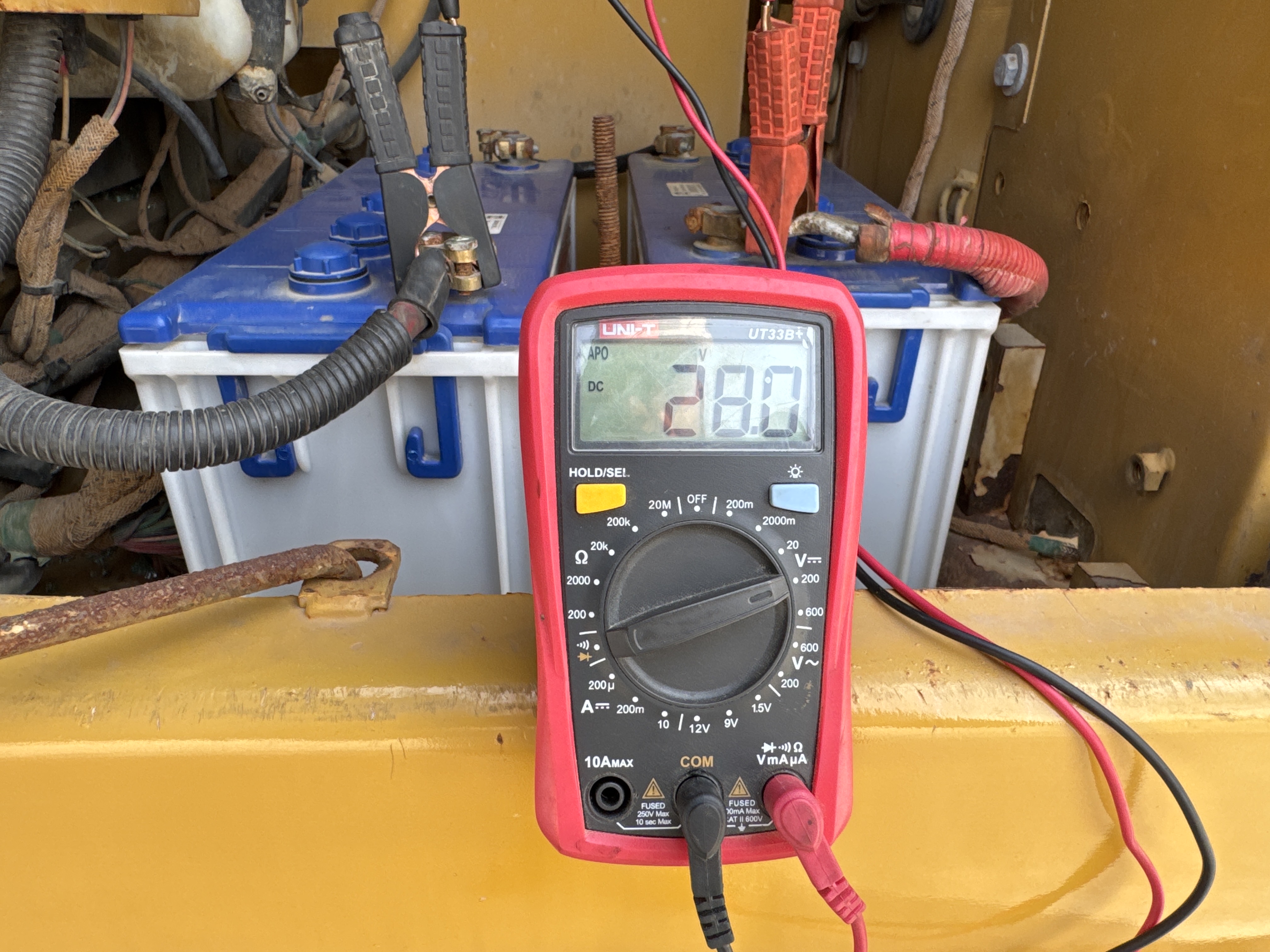 MDX-007-Cat-320D2-Medium-excavators-inspection-Electronics-Battery-2