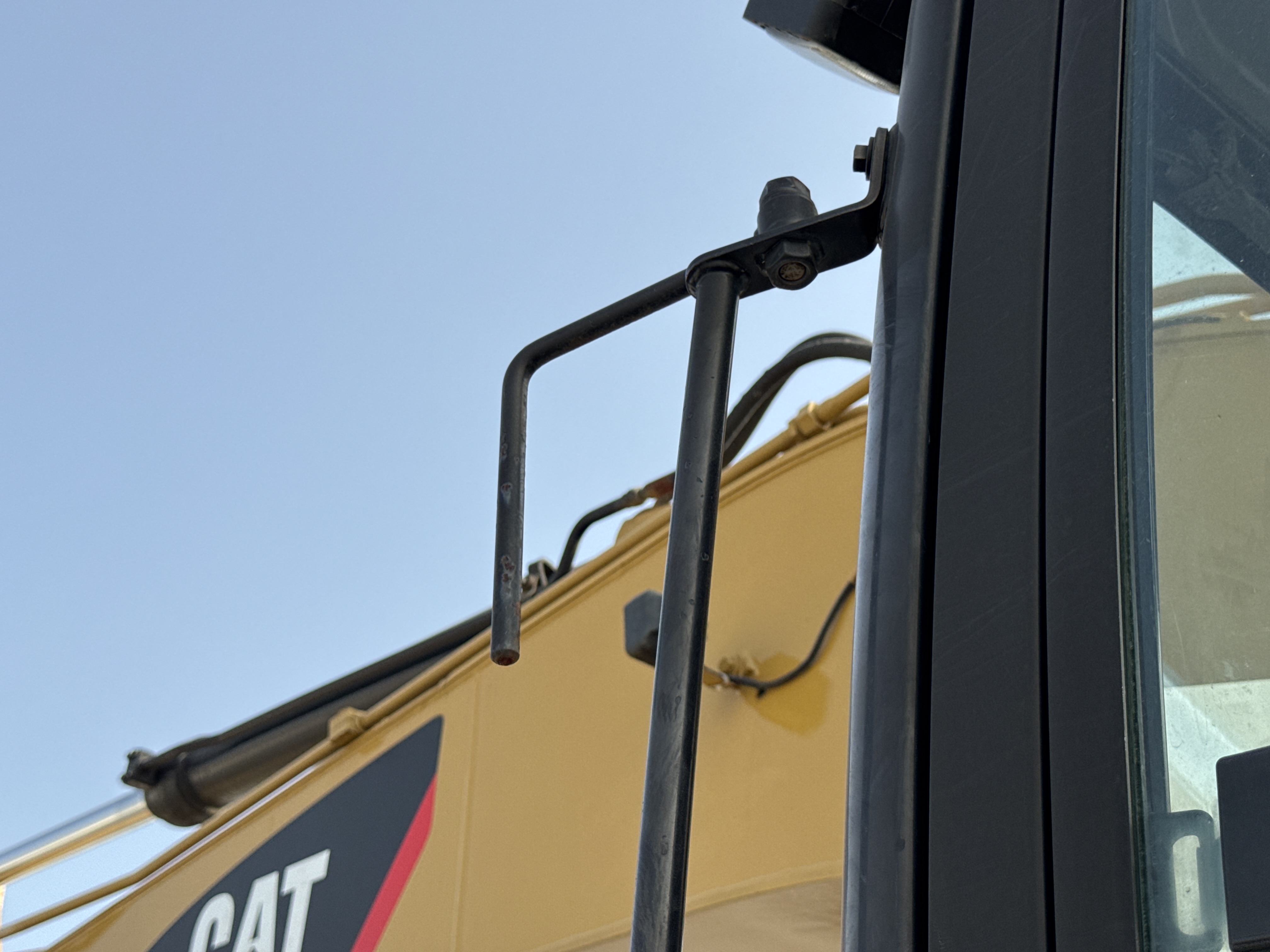 MDX-007-Cat-320D2-Medium-excavators-inspection-Cabin-Mirrors-2