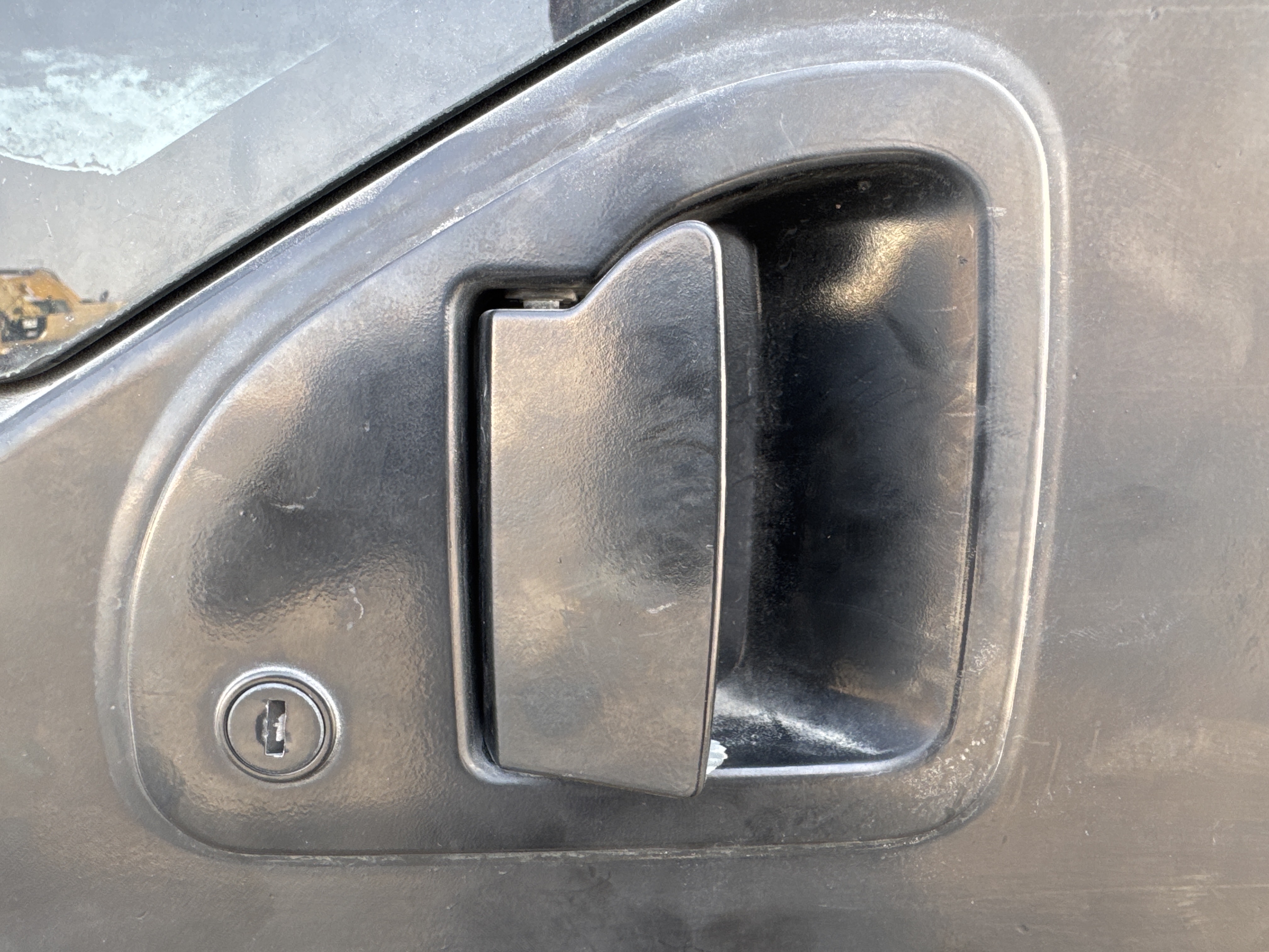MDX-007-Cat-320D2-Medium-excavators-inspection-Cabin-Door-handles-2