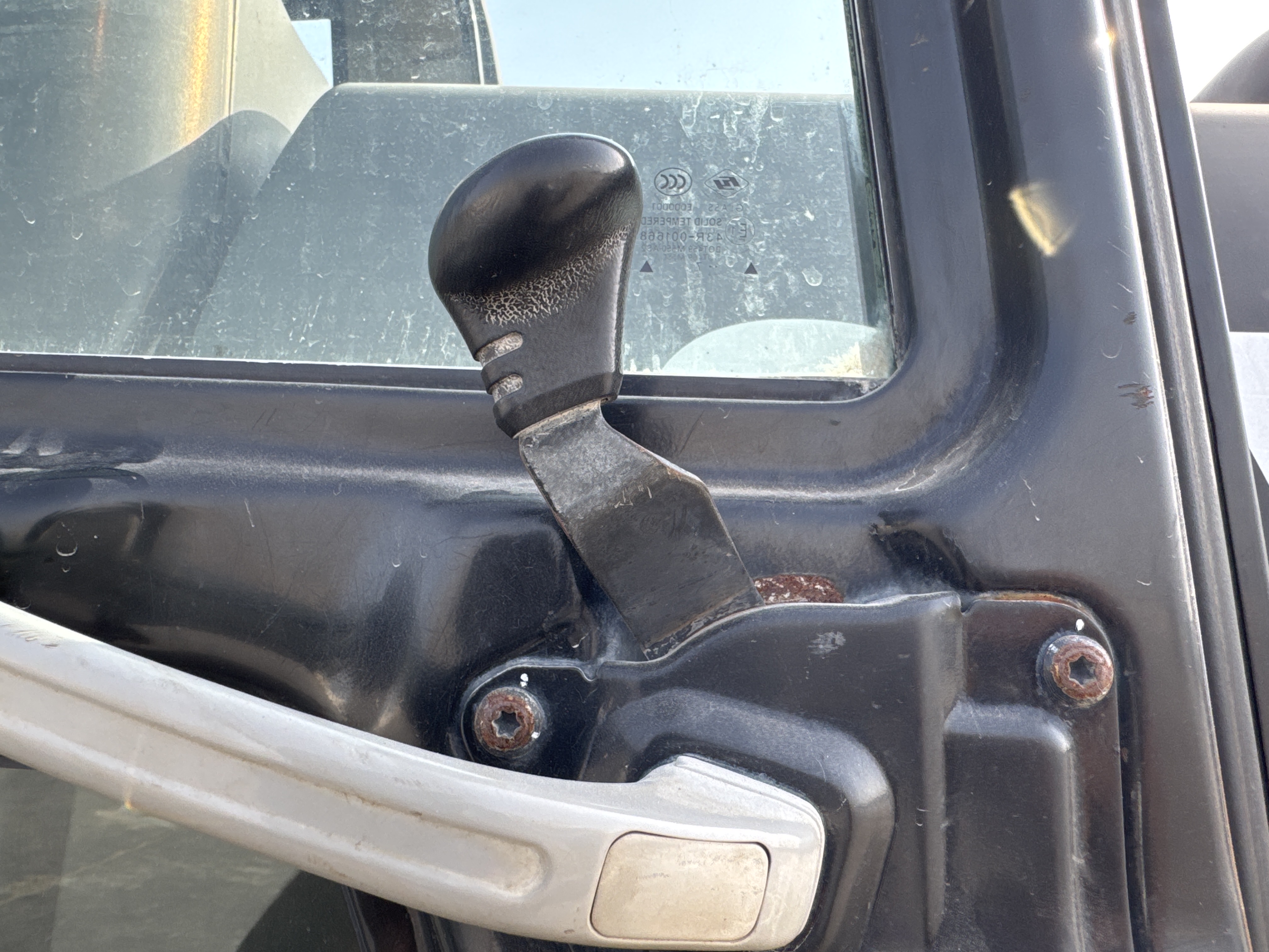 MDX-007-Cat-320D2-Medium-excavators-inspection-Cabin-Door-handles-2
