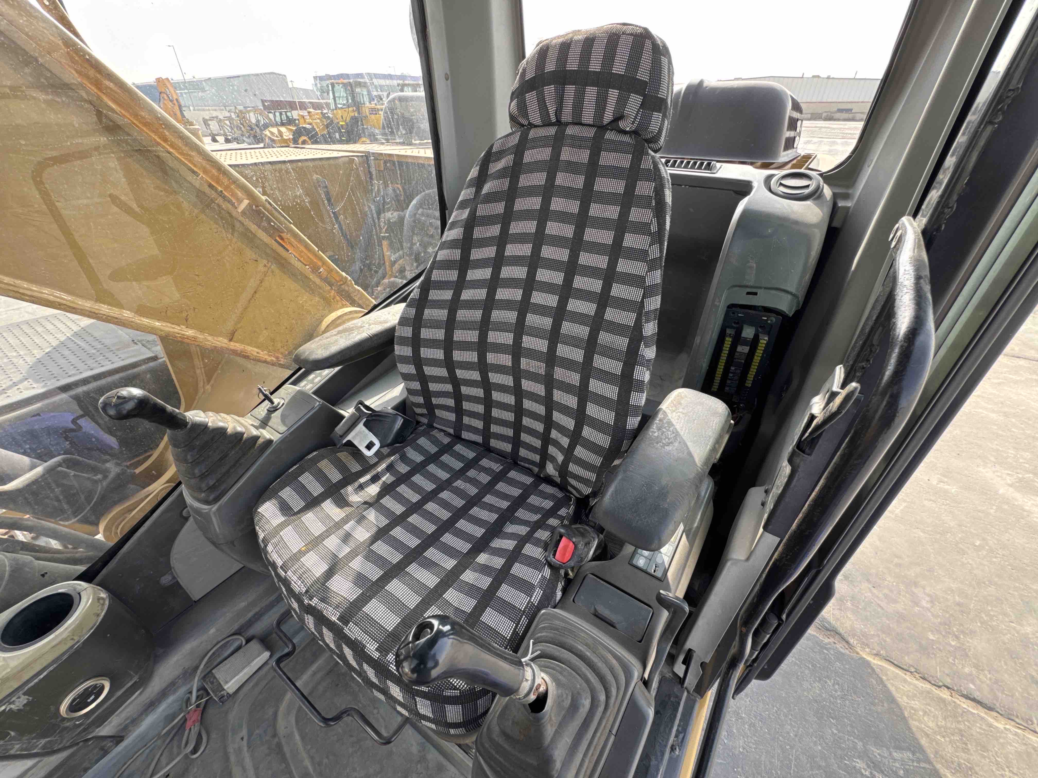 MDX-007-Cat-320D2-Medium-excavators-inspection-Cabin-Seats/armrests-2