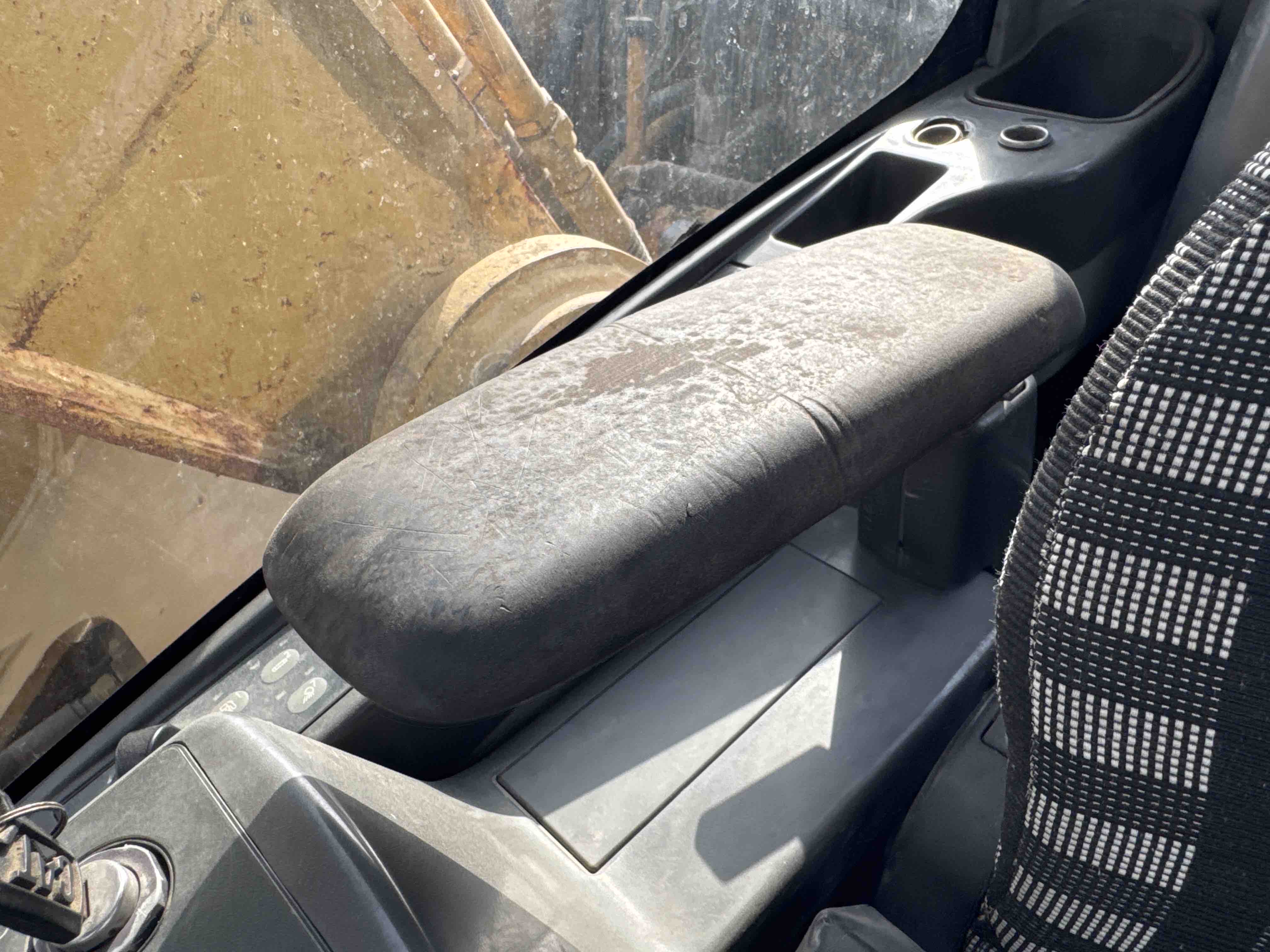 MDX-007-Cat-320D2-Medium-excavators-inspection-Cabin-Seats/armrests-2