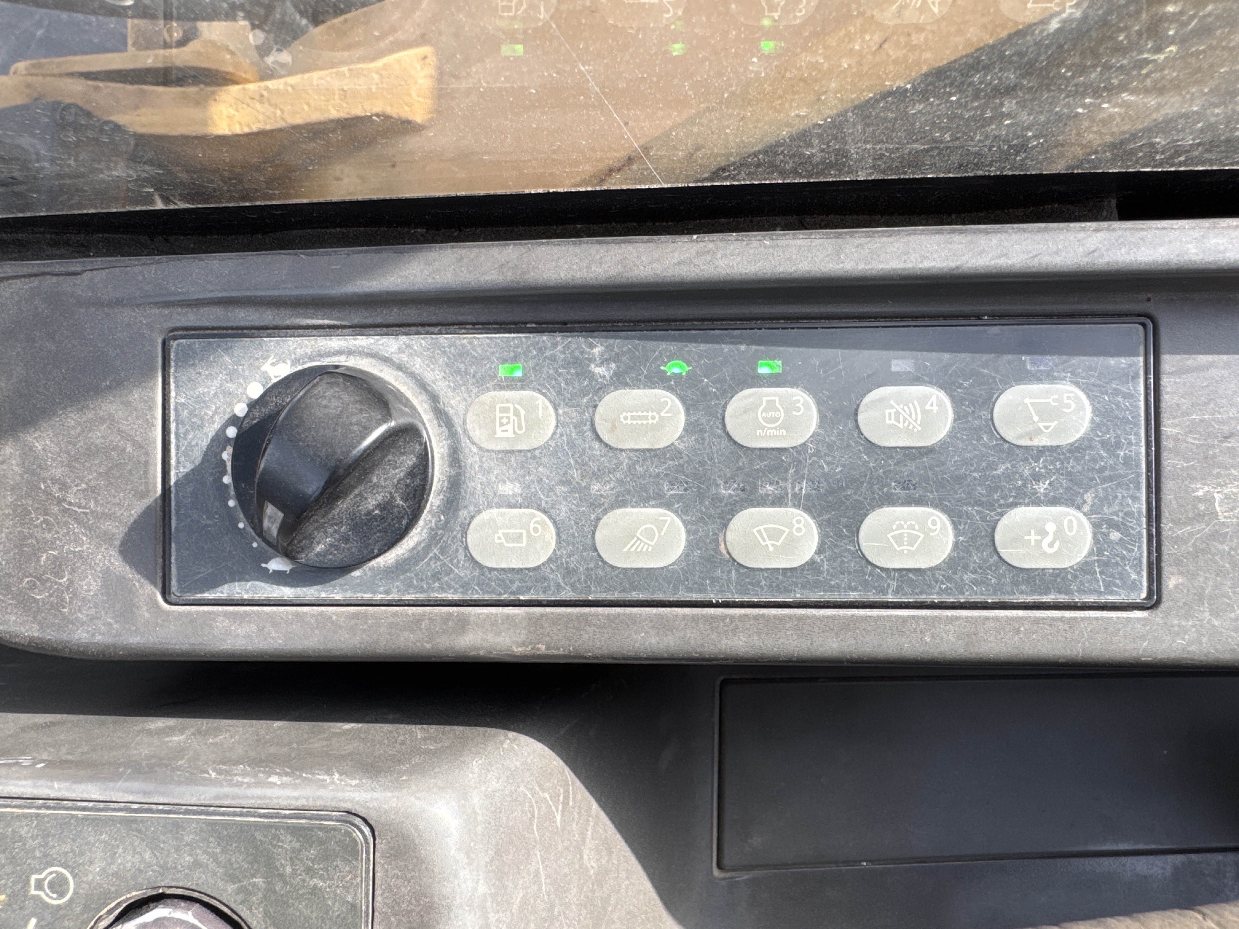 MDX-007-Cat-320D2-Medium-excavators-inspection-Cabin-Electronic-instrument-board-2