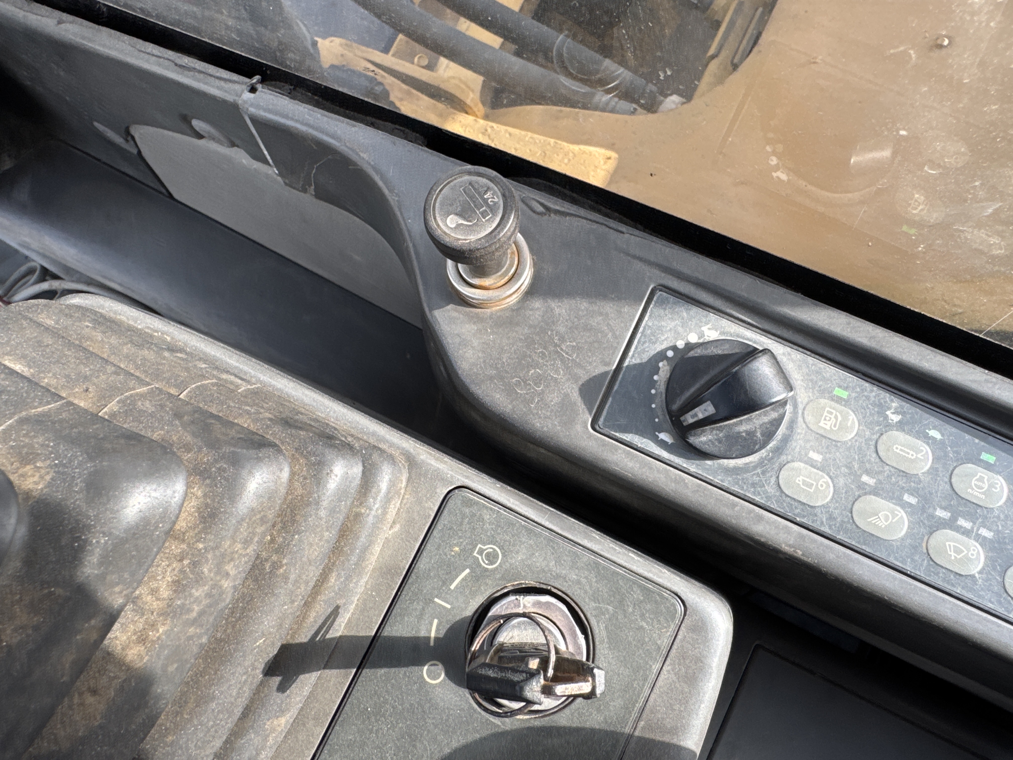 MDX-007-Cat-320D2-Medium-excavators-inspection-Cabin-Electronic-instrument-board-2