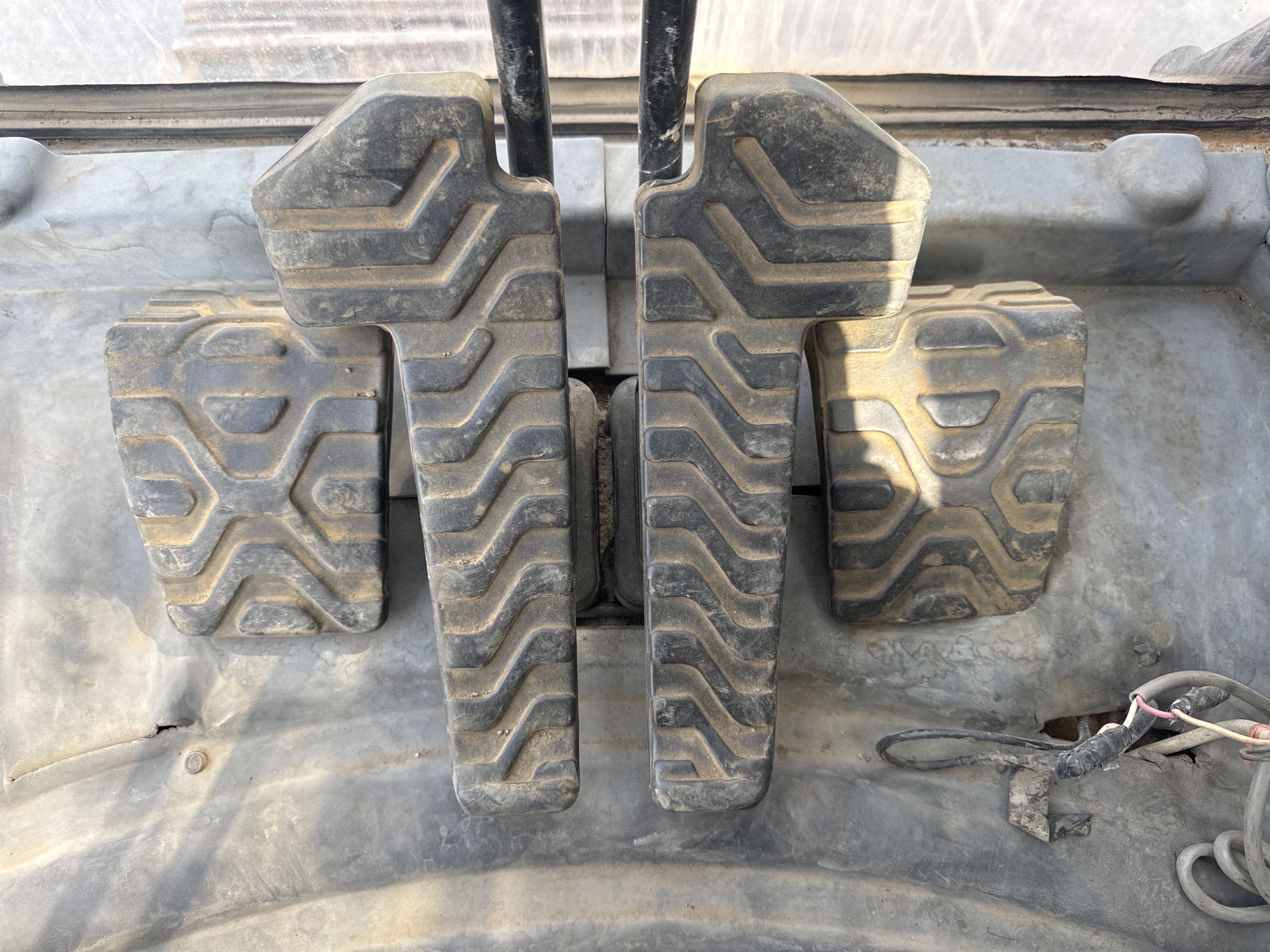 MDX-007-Cat-320D2-Medium-excavators-inspection-Cabin-Pedals-2