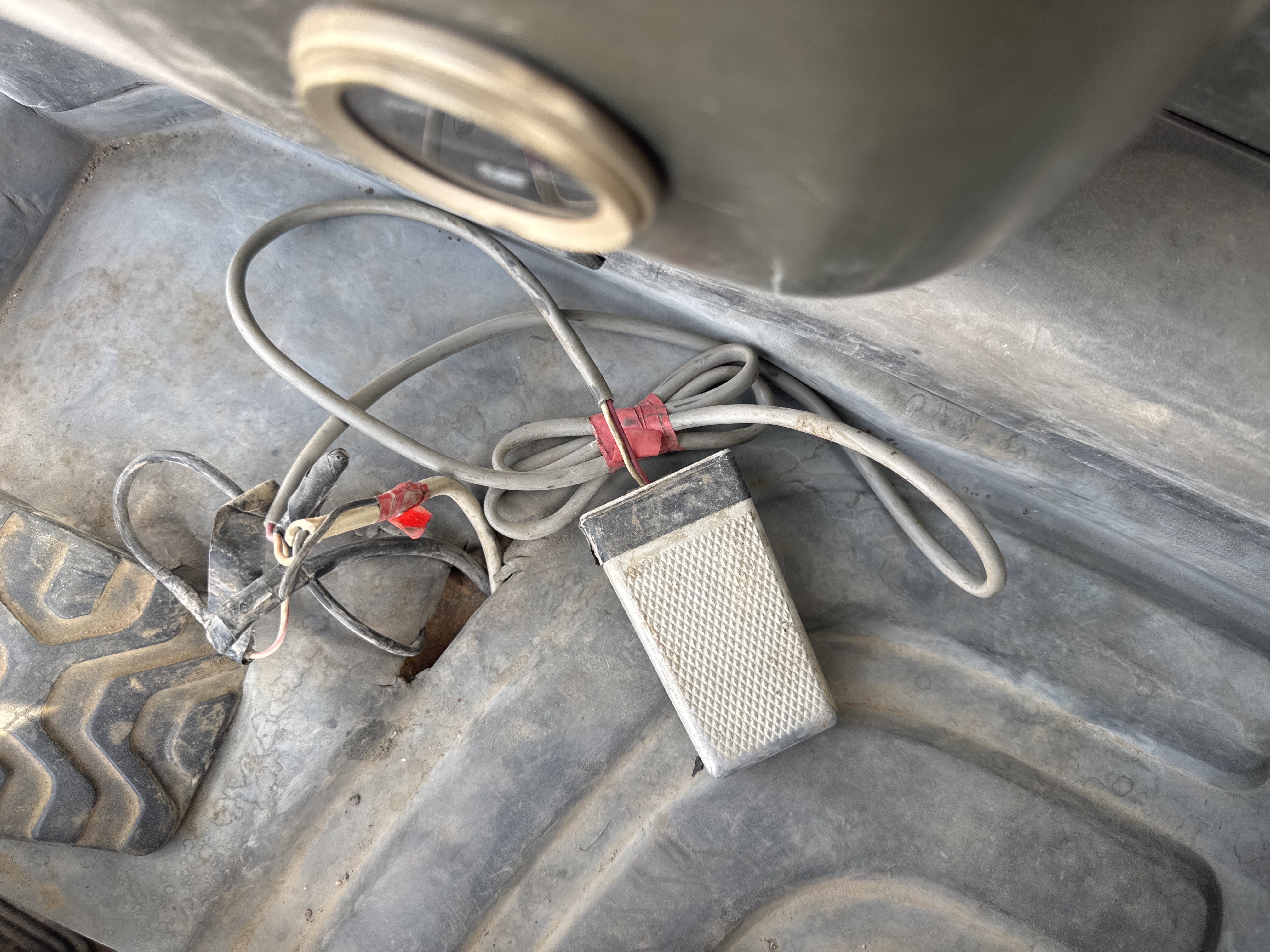 MDX-007-Cat-320D2-Medium-excavators-inspection-Cabin-Pedals-2