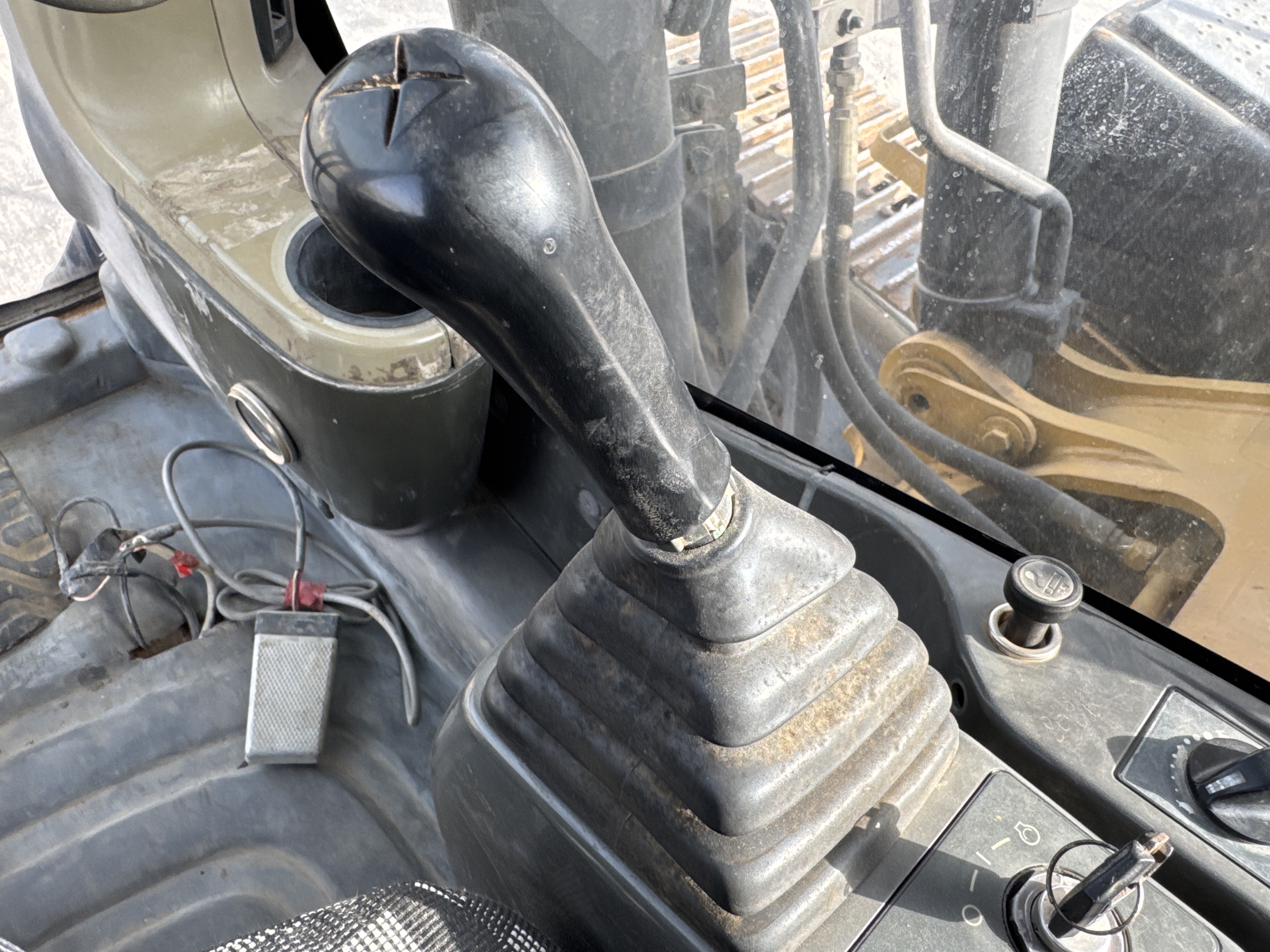 MDX-007-Cat-320D2-Medium-excavators-inspection-Cabin-Joysticks-2