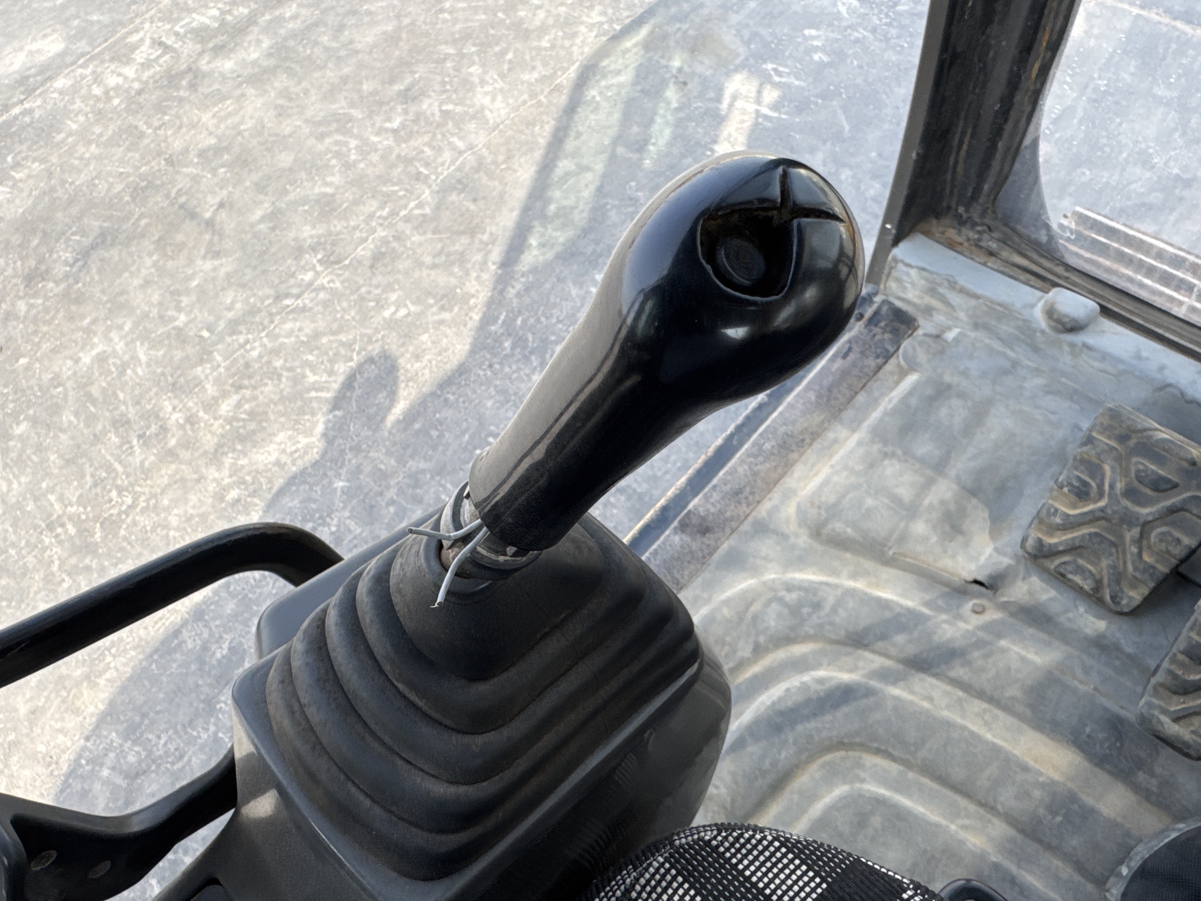 MDX-007-Cat-320D2-Medium-excavators-inspection-Cabin-Joysticks-2