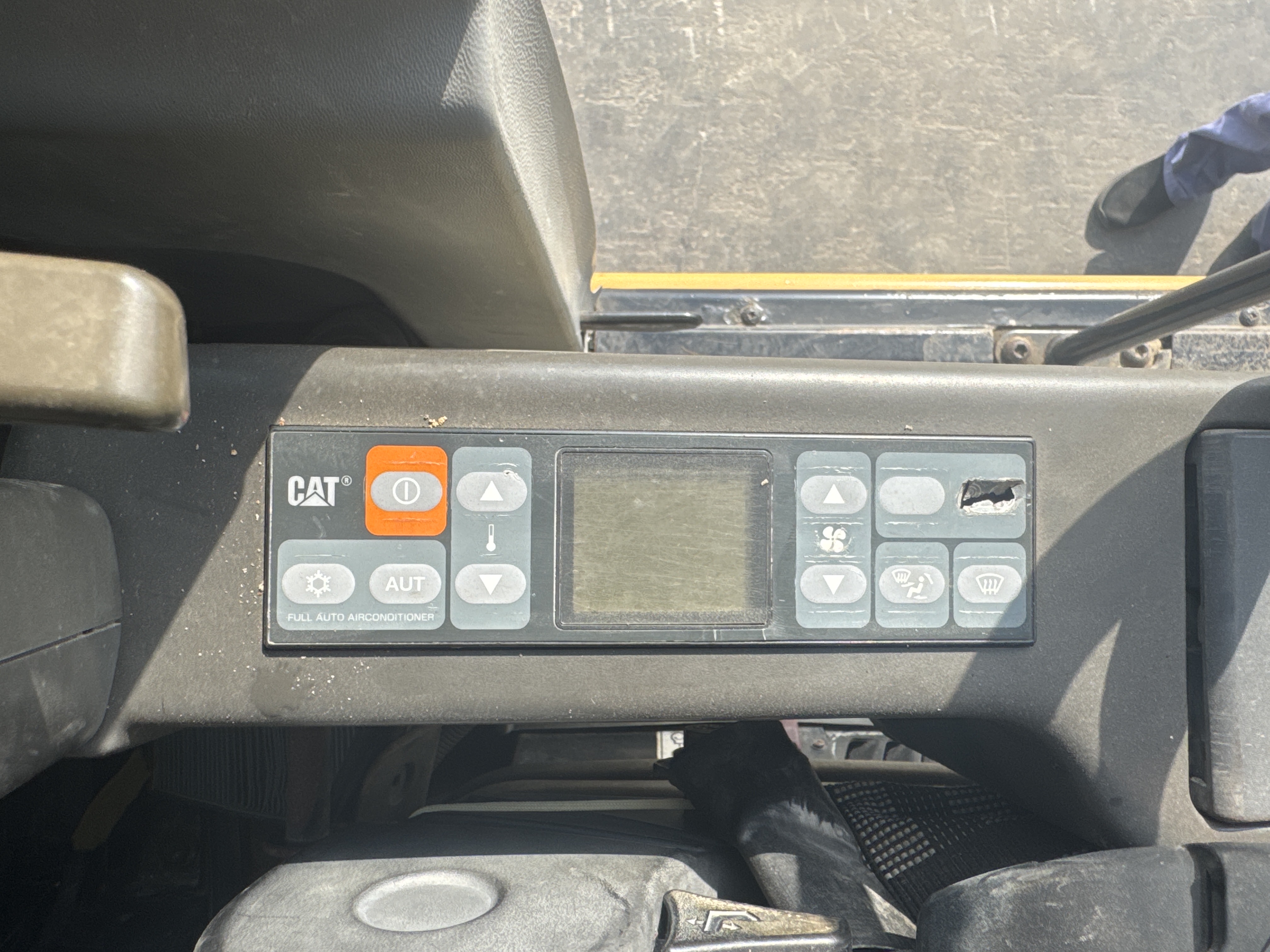 MDX-007-Cat-320D2-Medium-excavators-inspection-Air-conditioning-A/C-control-panel-2