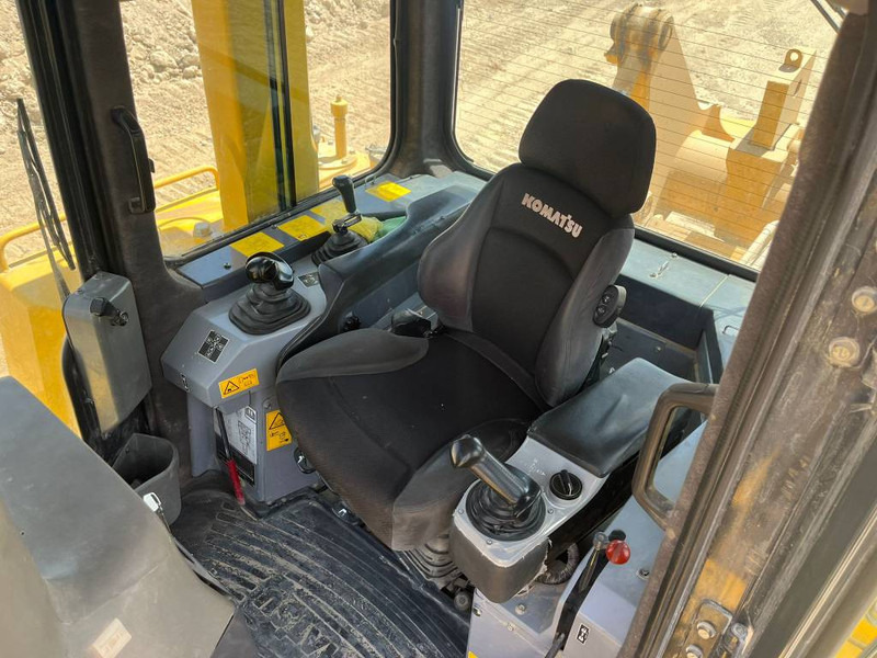 Generation-Komatsu D275A Crawler dozers-interior