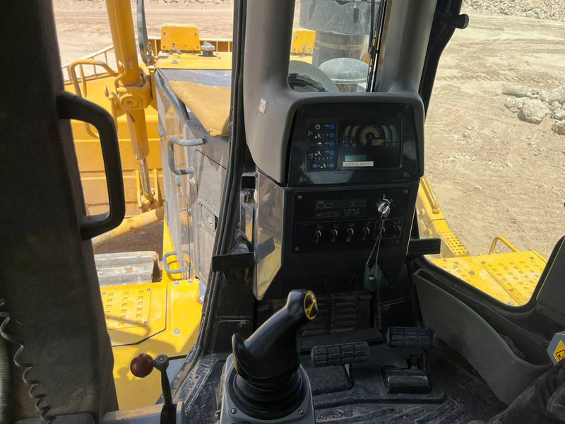 Generation-Komatsu D275A Crawler dozers-interior