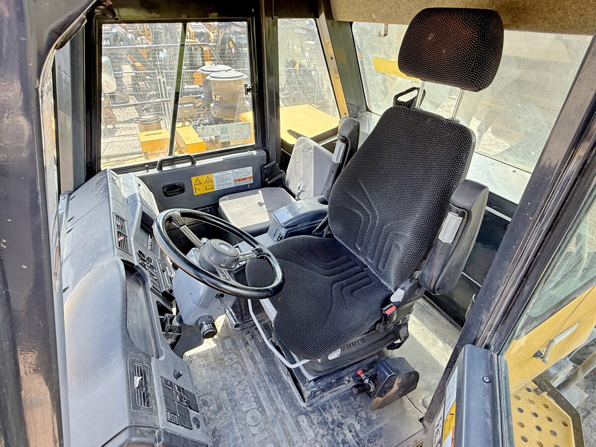 Generation-Komatsu HD405 Off-highway trucks-interior