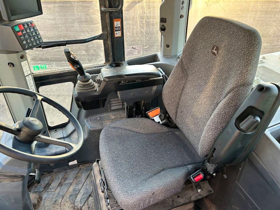 Generation-John Deere 524 Wheel loaders-interior