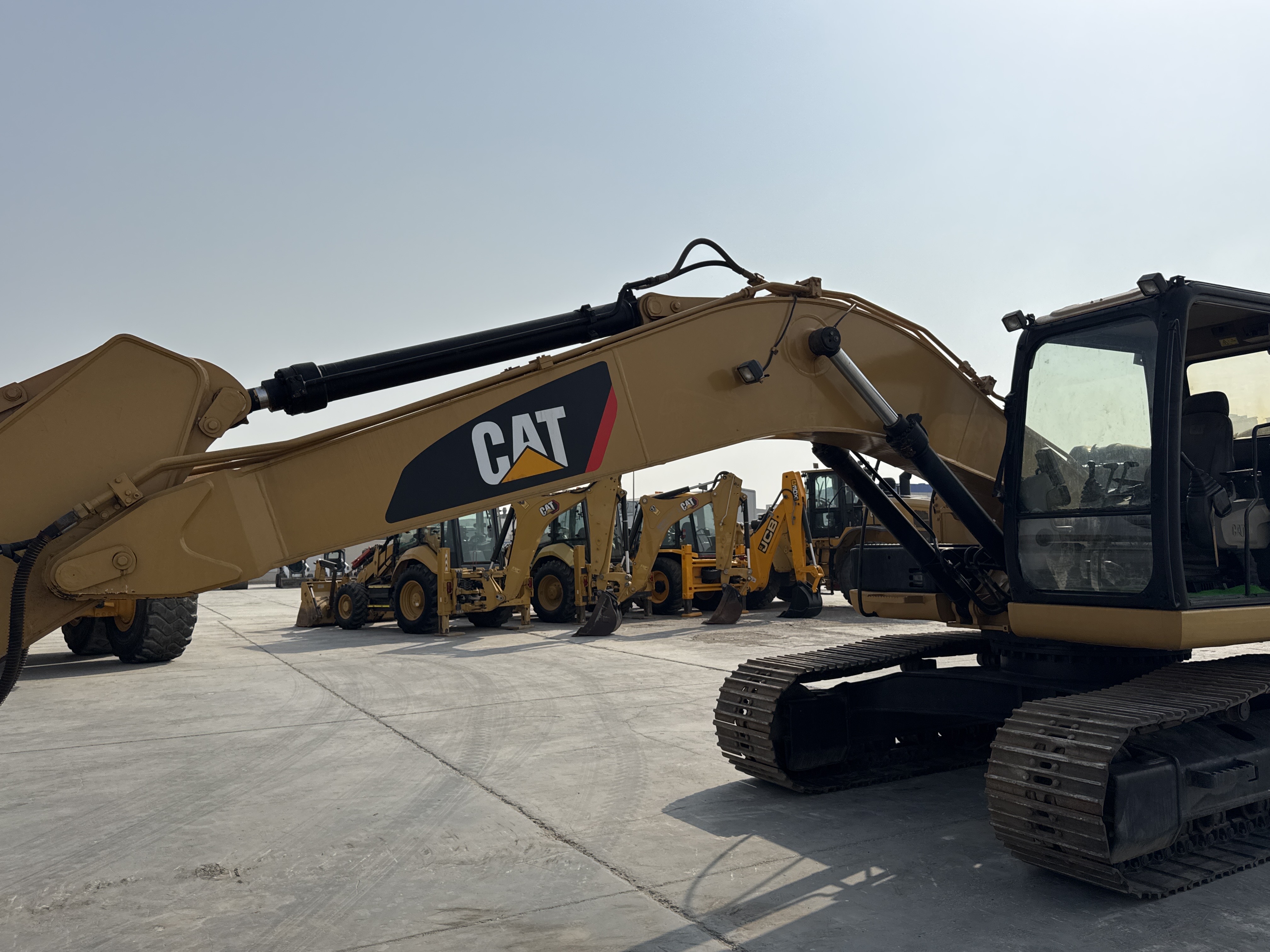 MDX-009-Cat-320D2-Medium-excavators-inspection-Chassis-Boom-2