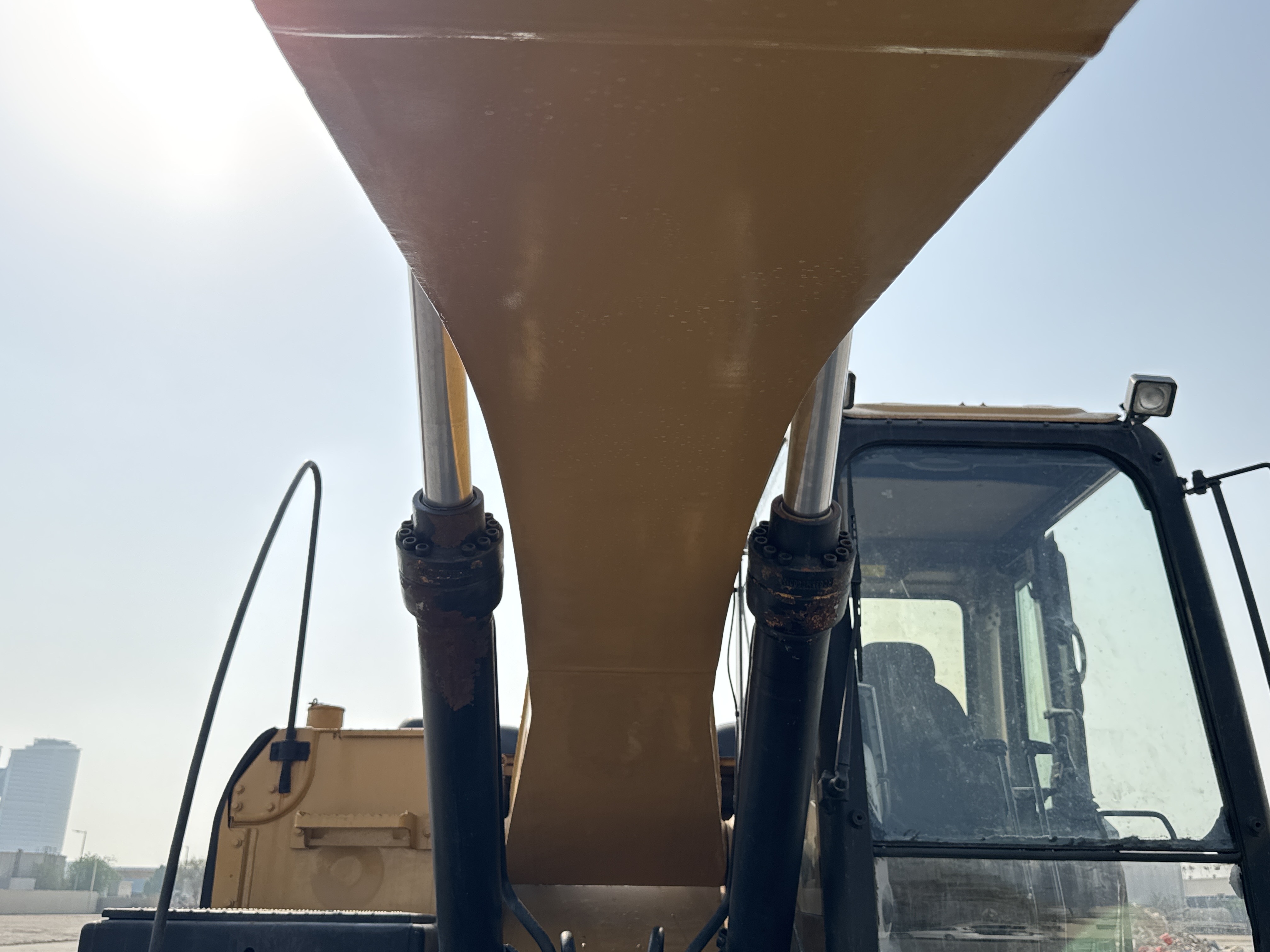 MDX-009-Cat-320D2-Medium-excavators-inspection-Chassis-Boom-2