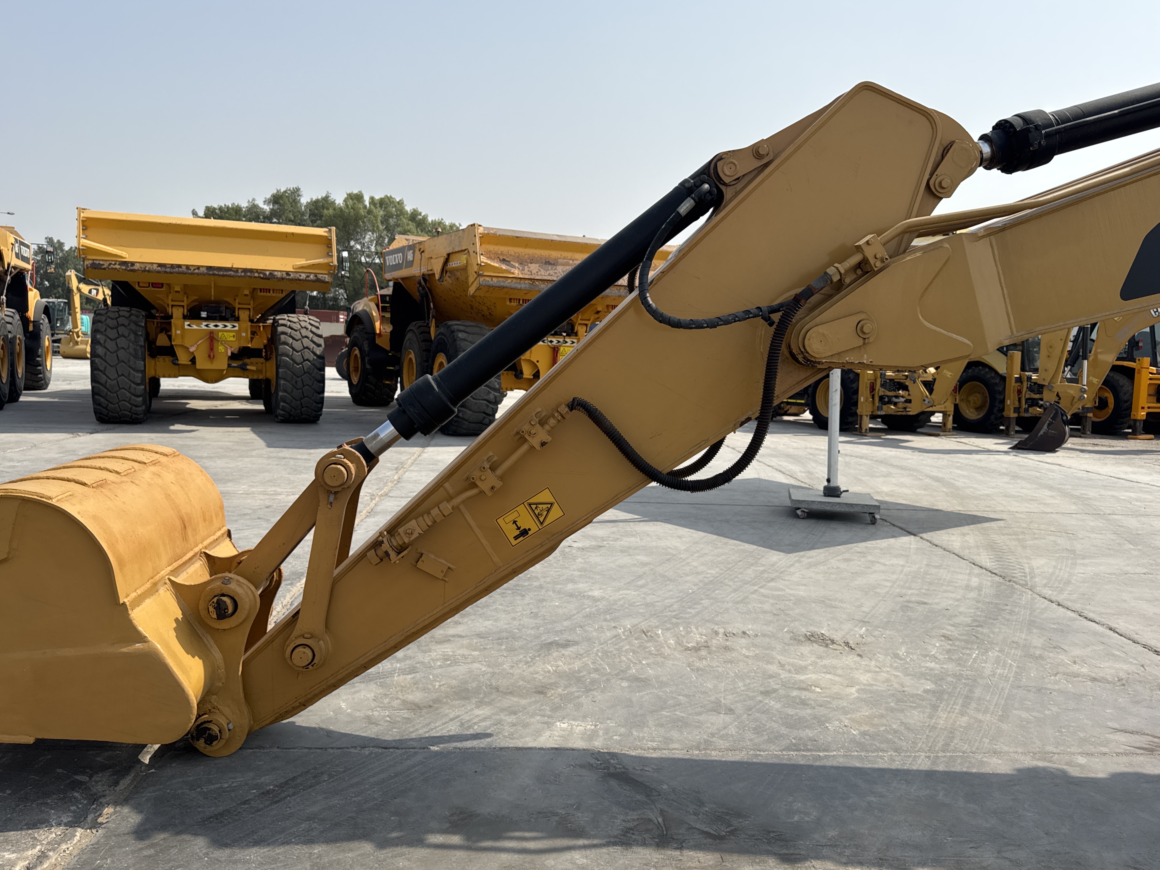 MDX-009-Cat-320D2-Medium-excavators-inspection-Chassis-Stick-2