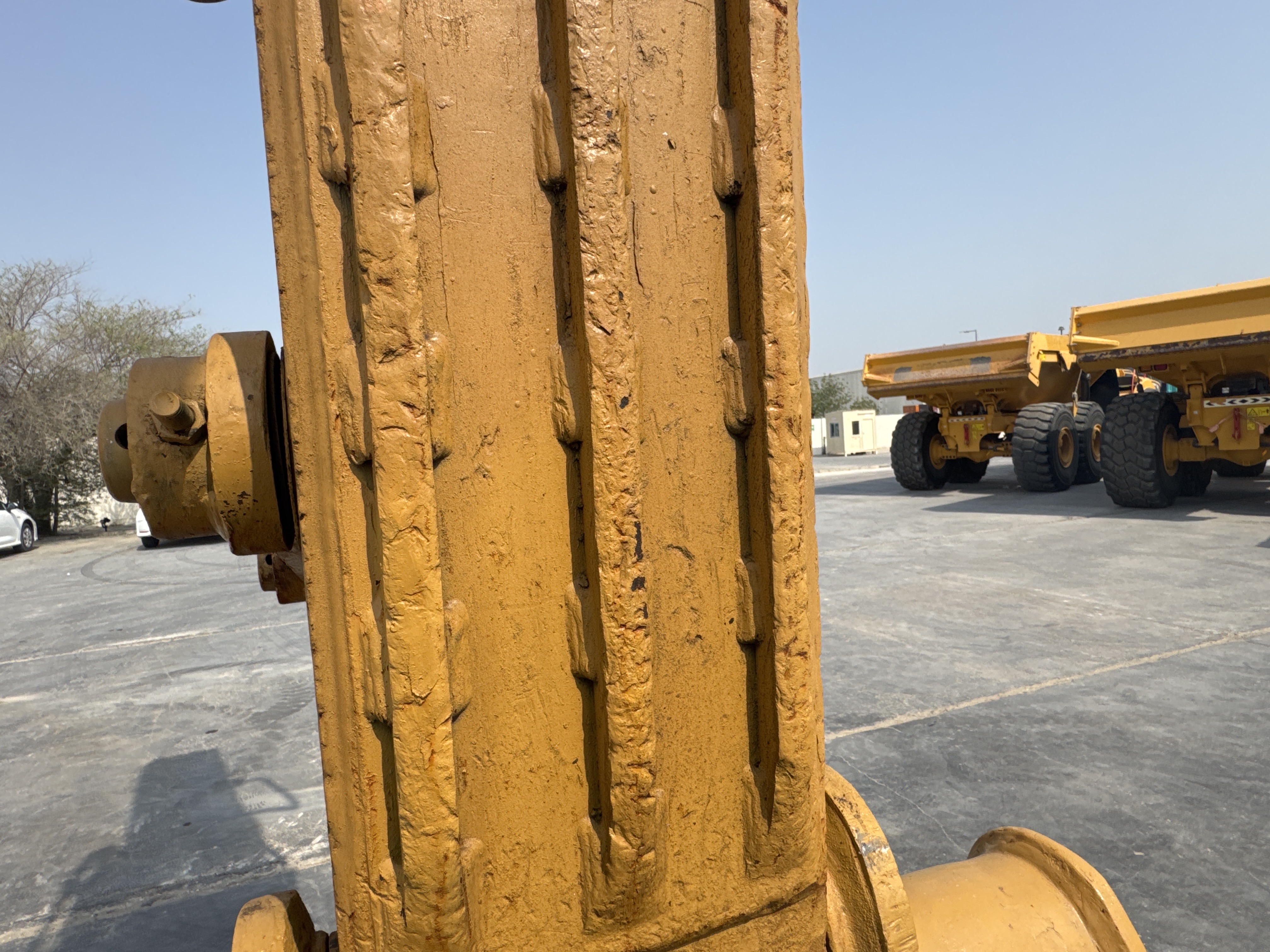 MDX-009-Cat-320D2-Medium-excavators-inspection-Chassis-Stick-2