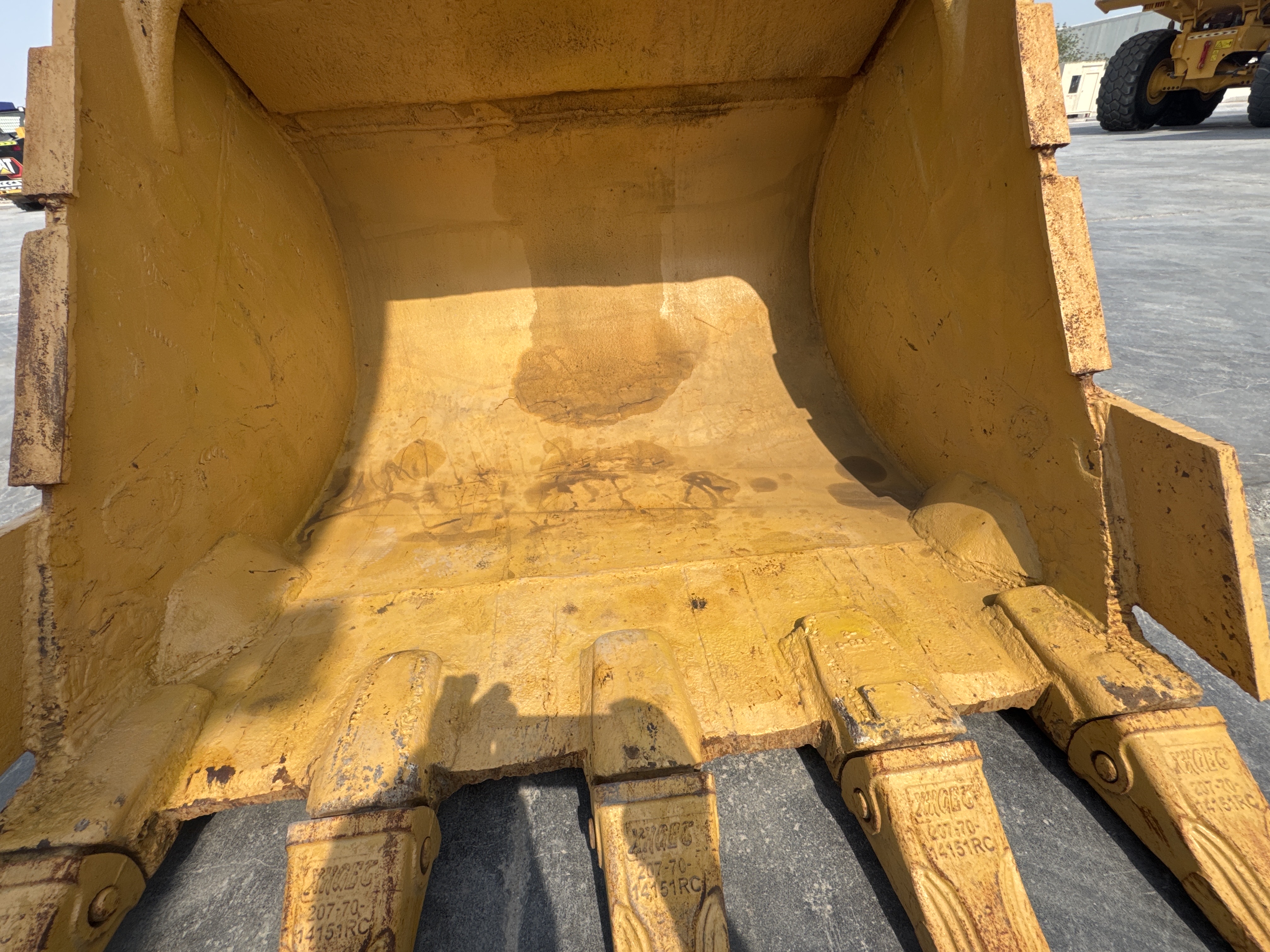 MDX-009-Cat-320D2-Medium-excavators-inspection-Attachment-Excavator-bucket-2