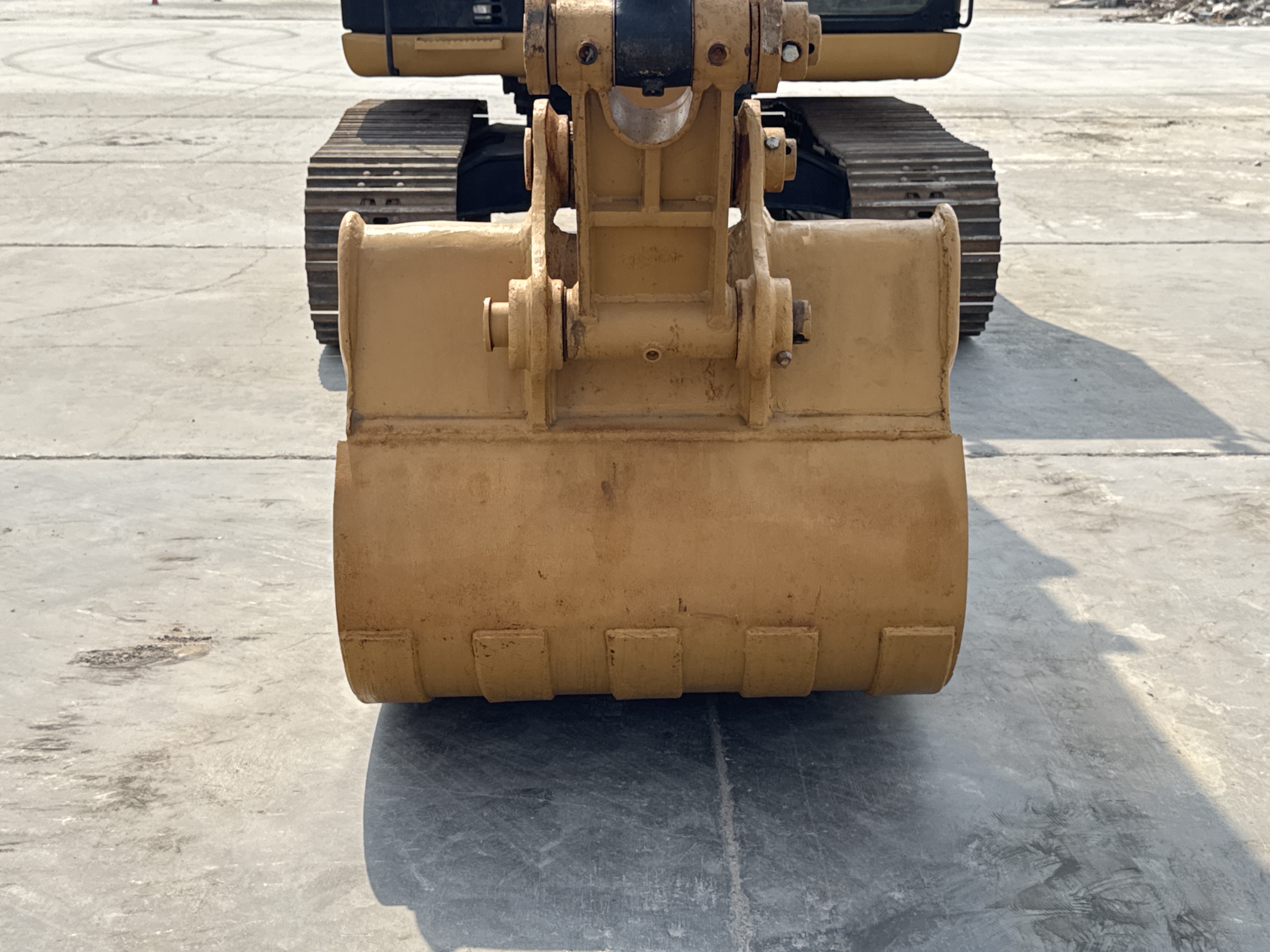 MDX-009-Cat-320D2-Medium-excavators-inspection-Attachment-Excavator-bucket-2