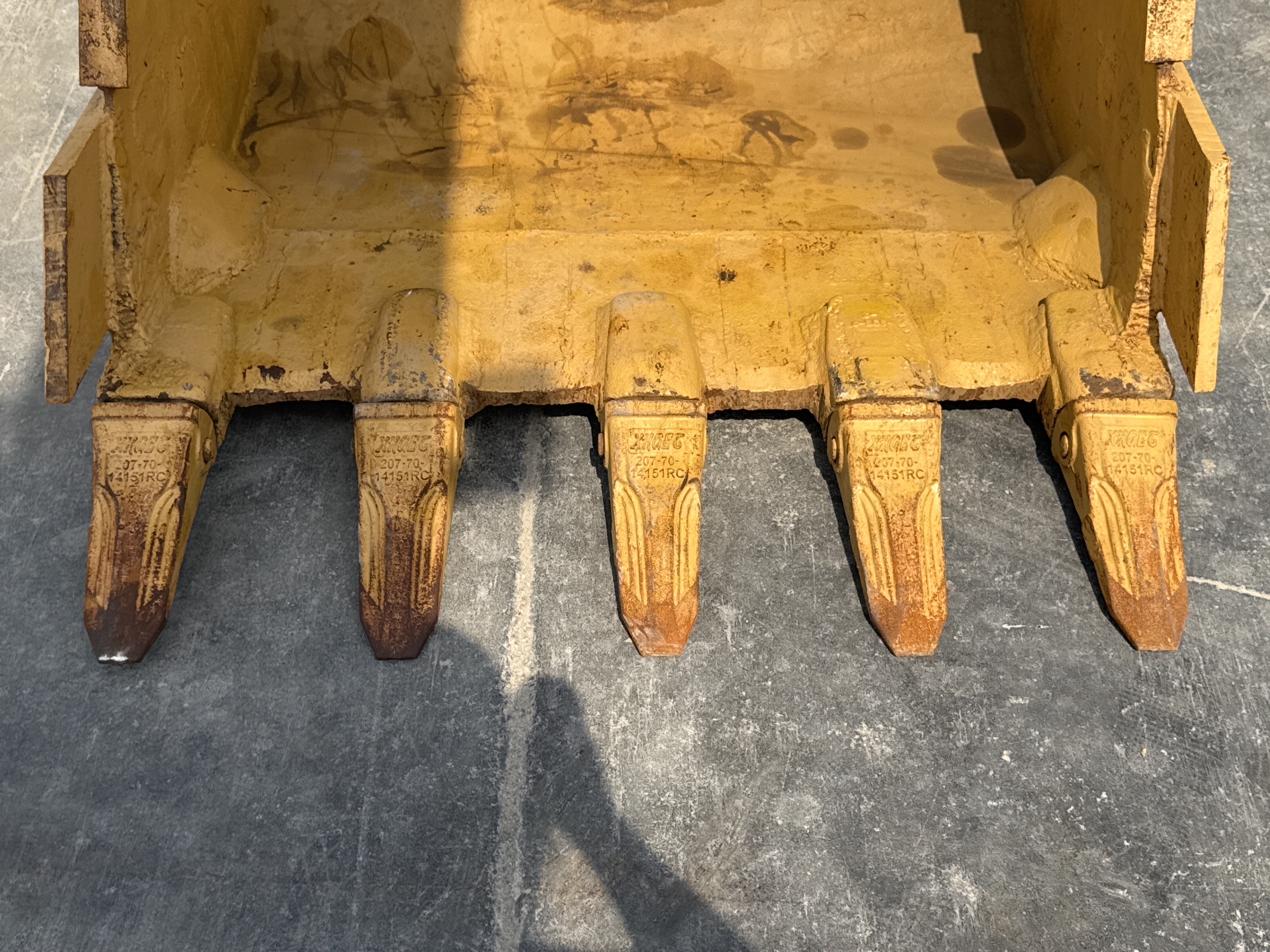 MDX-009-Cat-320D2-Medium-excavators-inspection-Attachment-Excavator-bucket-teeth-condition-2