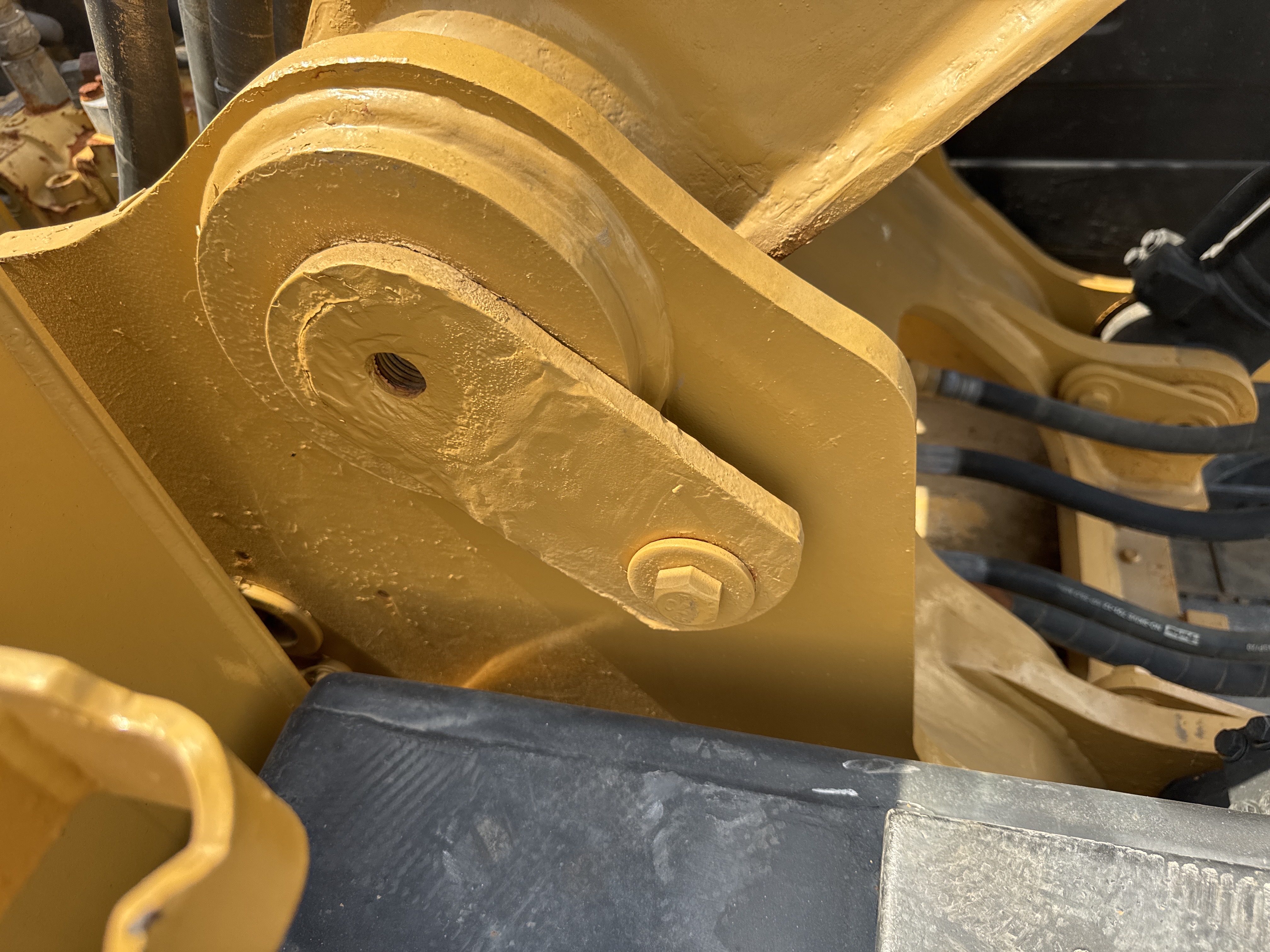 MDX-009-Cat-320D2-Medium-excavators-inspection-Chassis-Boom-base-pin-and-bushings-2