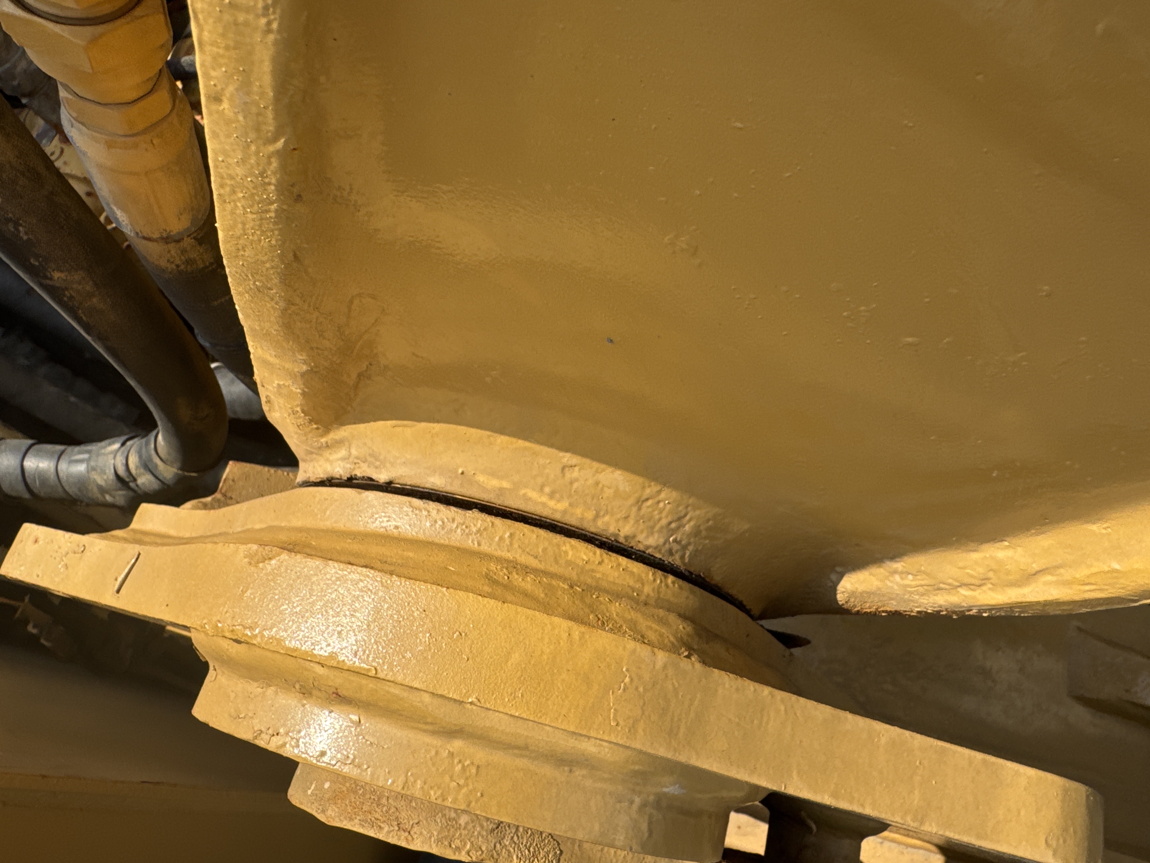 MDX-009-Cat-320D2-Medium-excavators-inspection-Chassis-Boom-base-pin-and-bushings-2