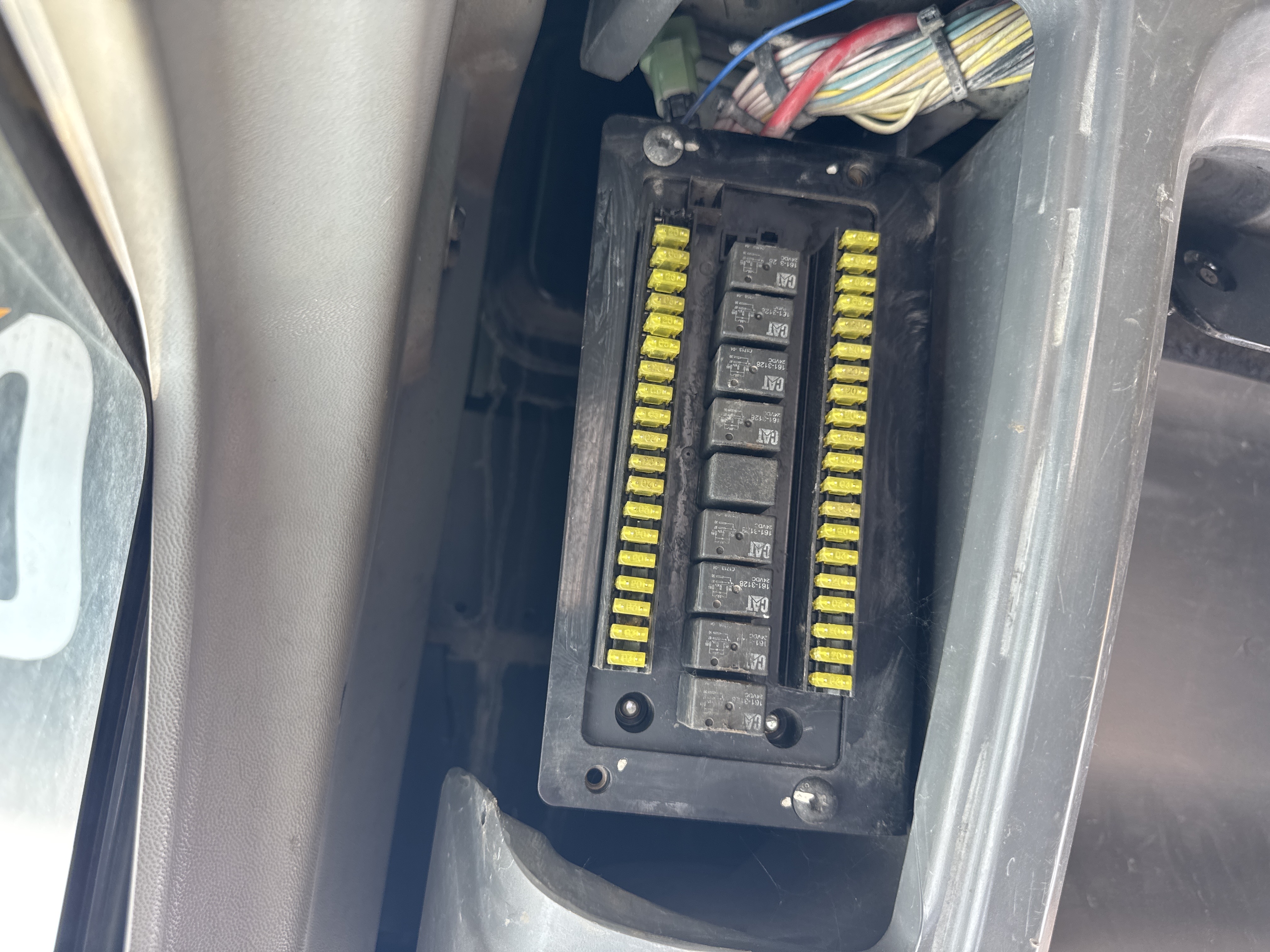 MDX-009-Cat-320D2-Medium-excavators-inspection-Electronics-Fuse-box-2
