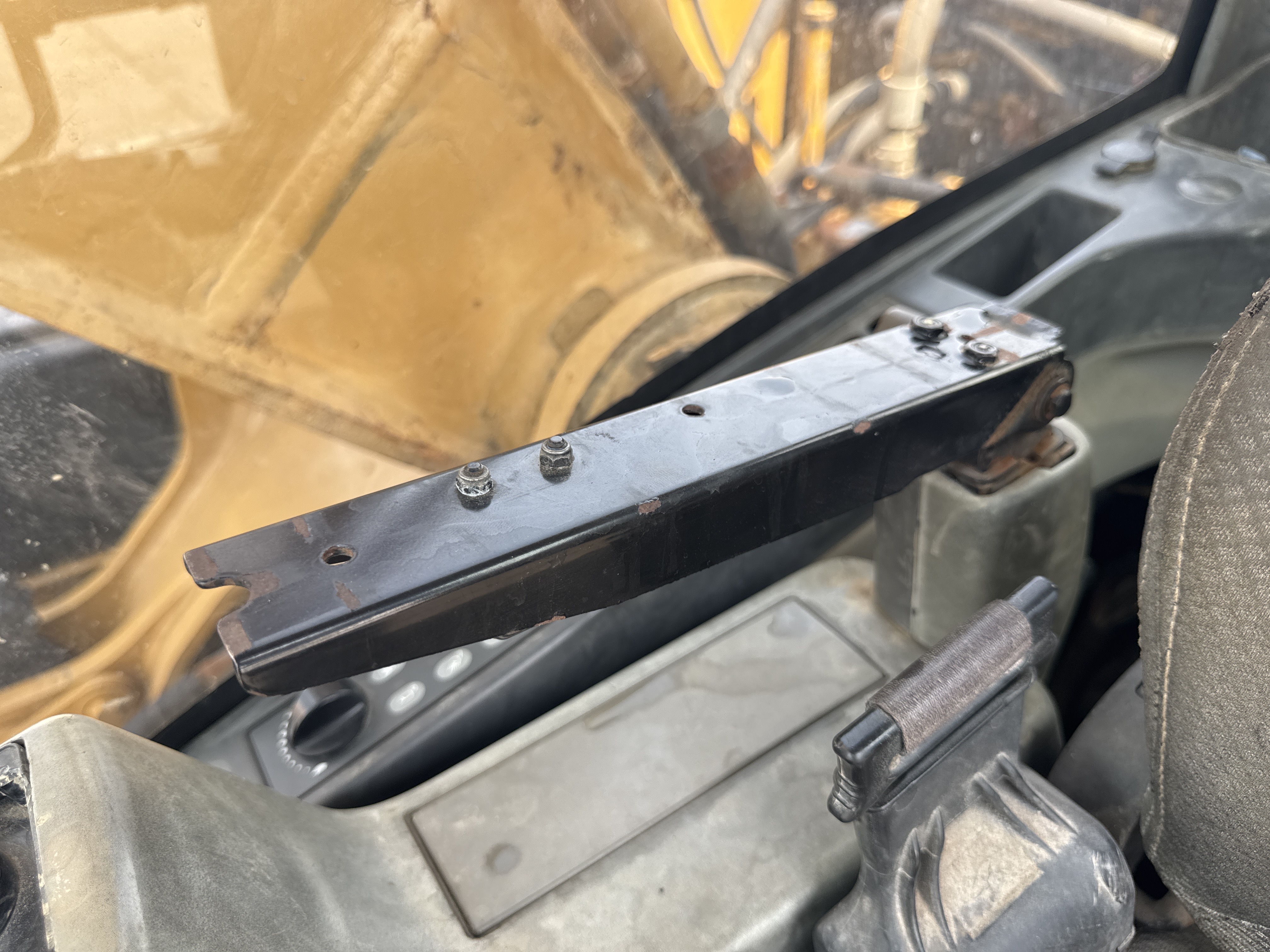 MDX-009-Cat-320D2-Medium-excavators-inspection-Cabin-Seats/armrests-2
