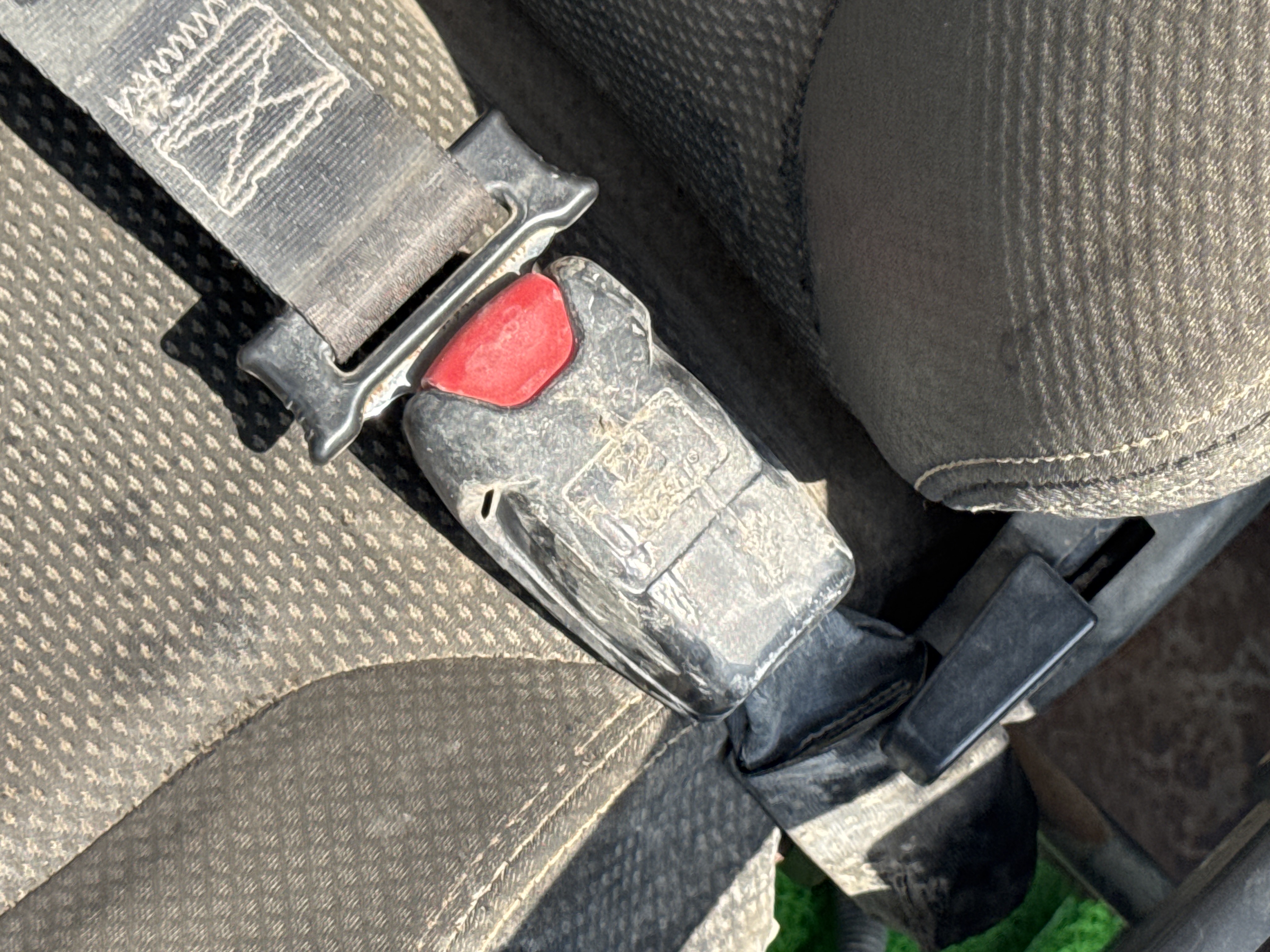 MDX-009-Cat-320D2-Medium-excavators-inspection-Safety-Seat-belts-2