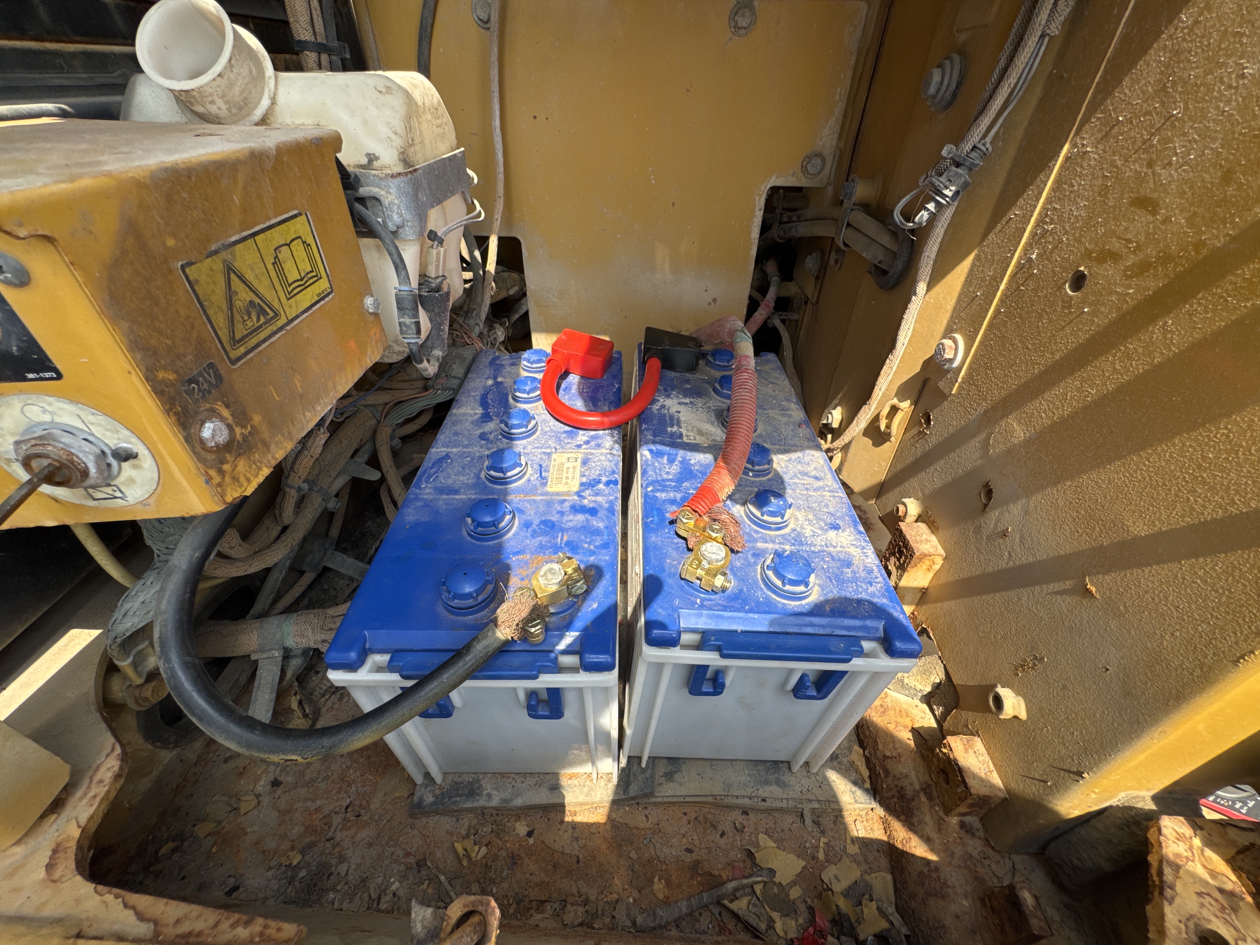 MDX-009-Cat-320D2-Medium-excavators-inspection-Electronics-Battery-2