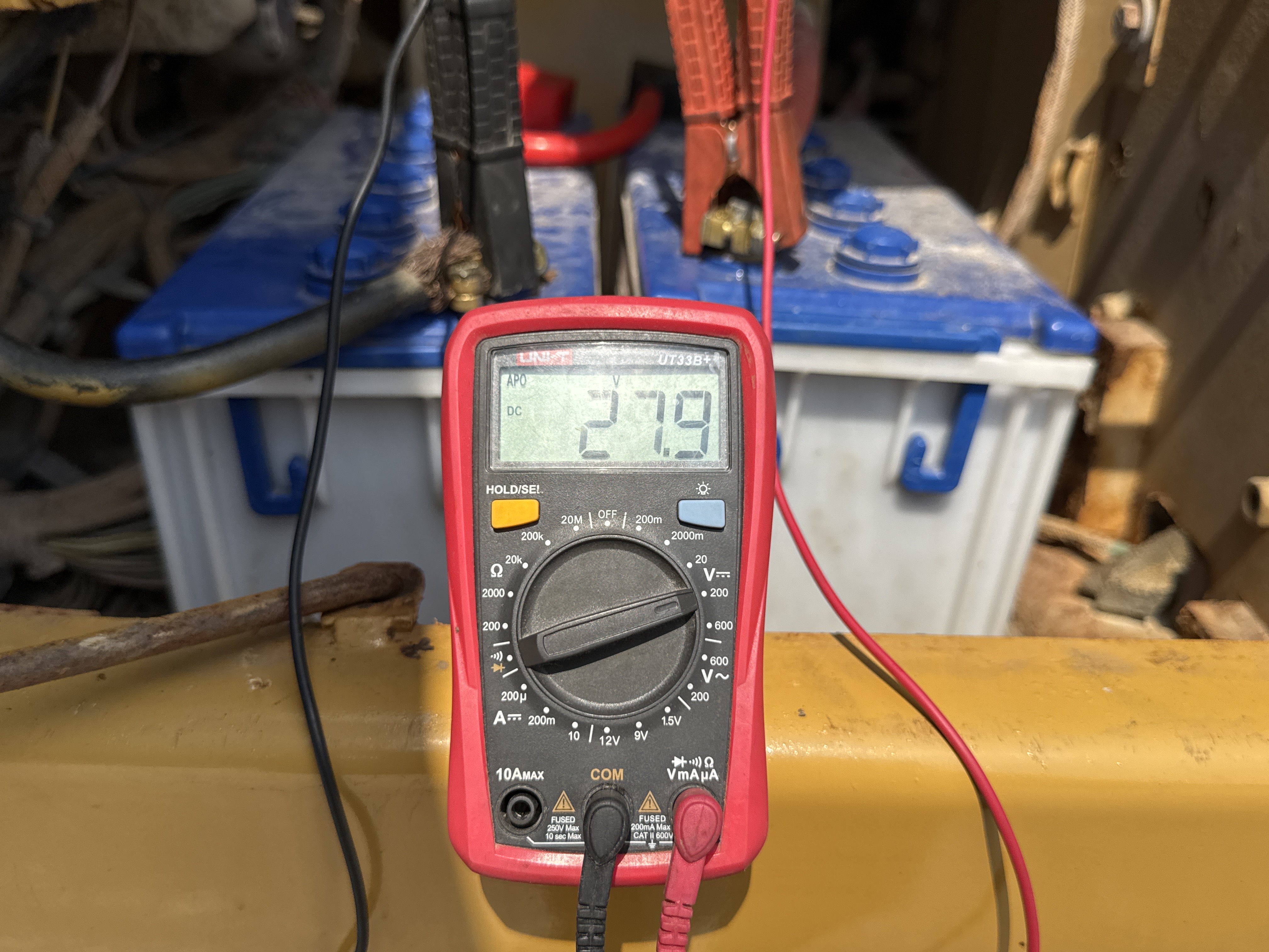 MDX-009-Cat-320D2-Medium-excavators-inspection-Electronics-Battery-2