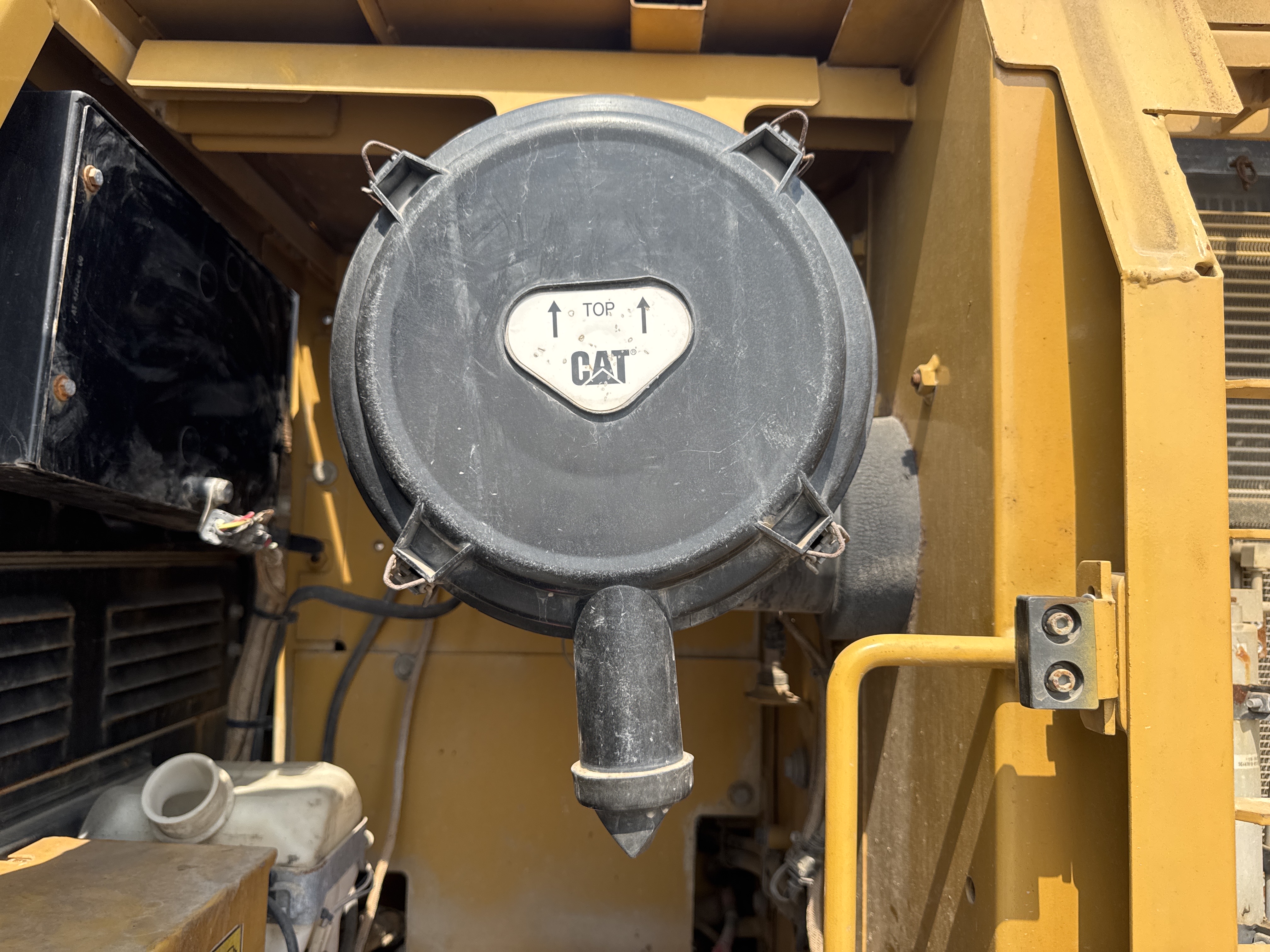 MDX-009-Cat-320D2-Medium-excavators-inspection-Engine-Air-intake-system-2